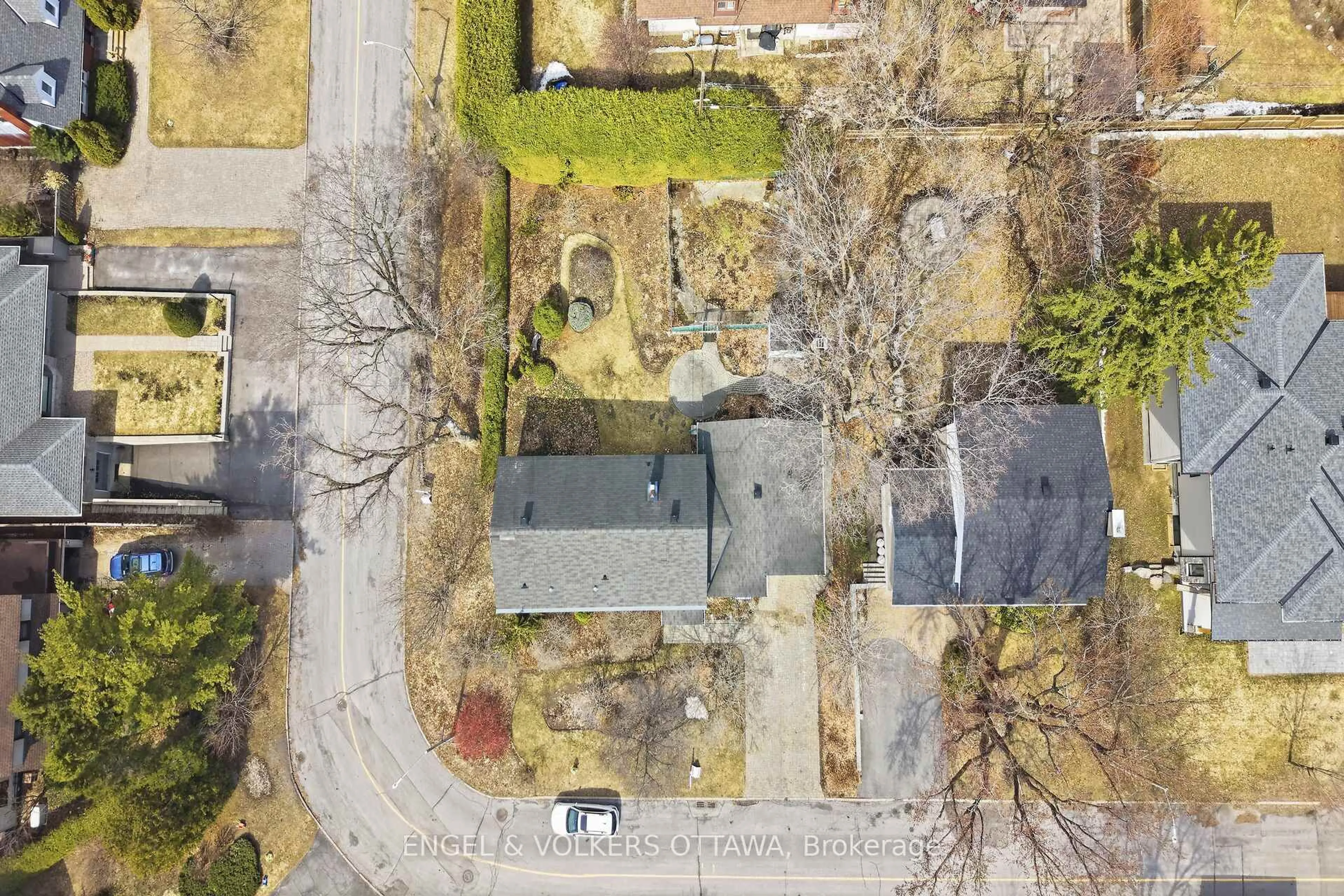A pic from outside/outdoor area/front of a property/back of a property/a pic from drone, street for 193 Cunningham Ave, Ottawa Ontario K1H 6A7