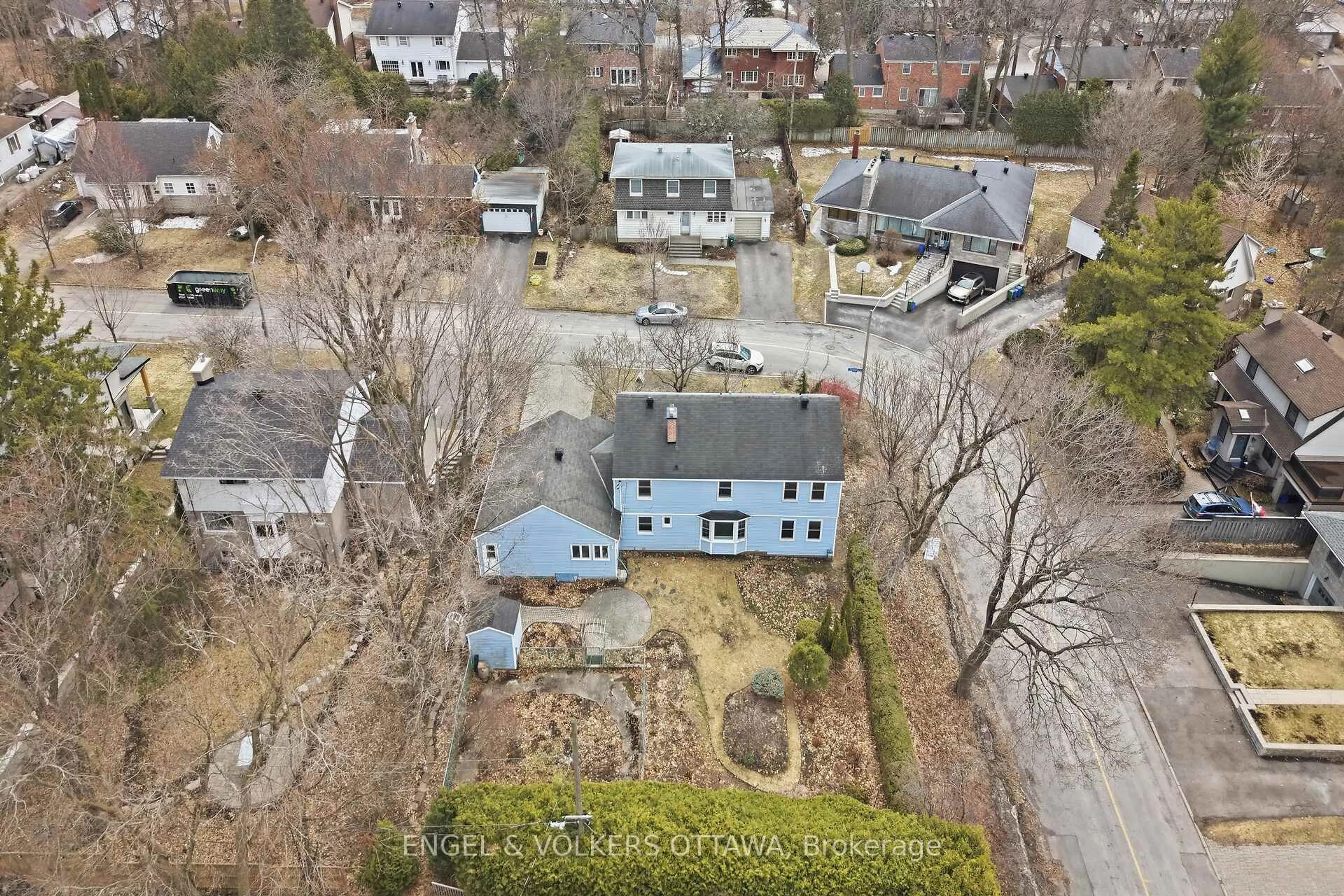 A pic from outside/outdoor area/front of a property/back of a property/a pic from drone, street for 193 Cunningham Ave, Ottawa Ontario K1H 6A7