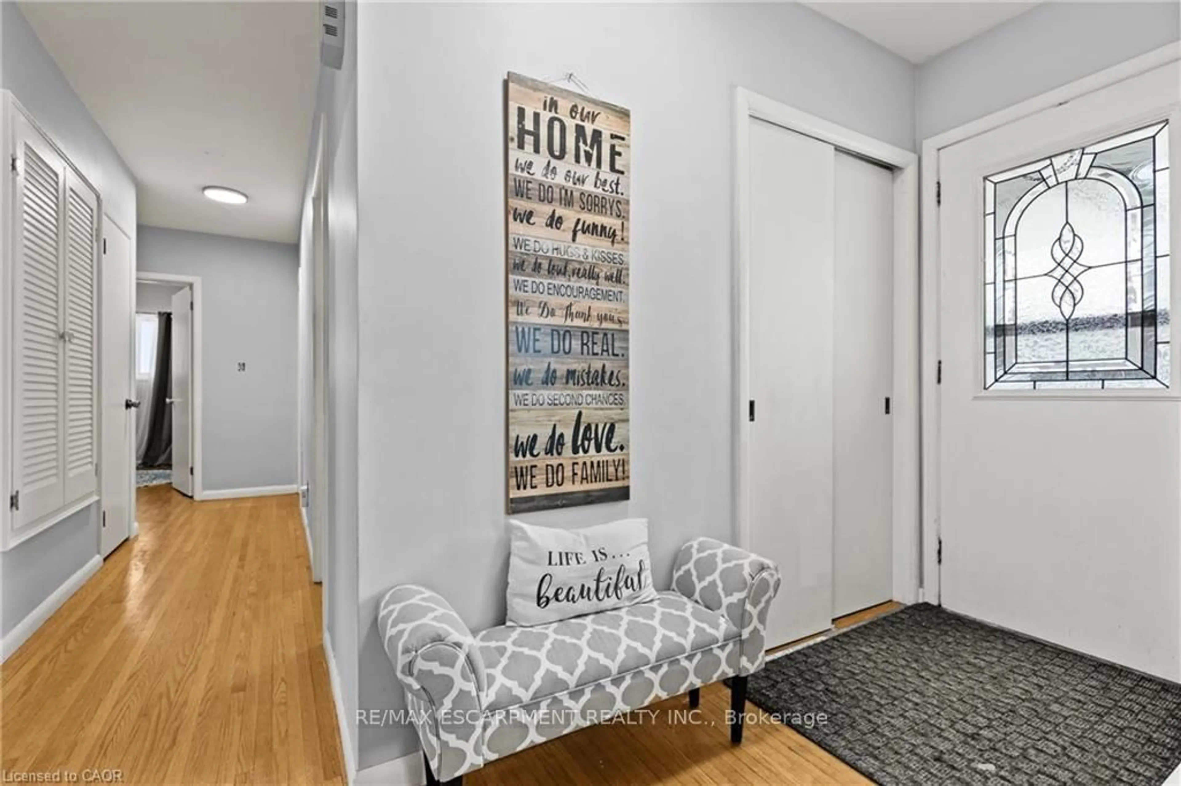 Indoor entryway for 4 Mountview Ave, Grimsby Ontario L3M 1V5