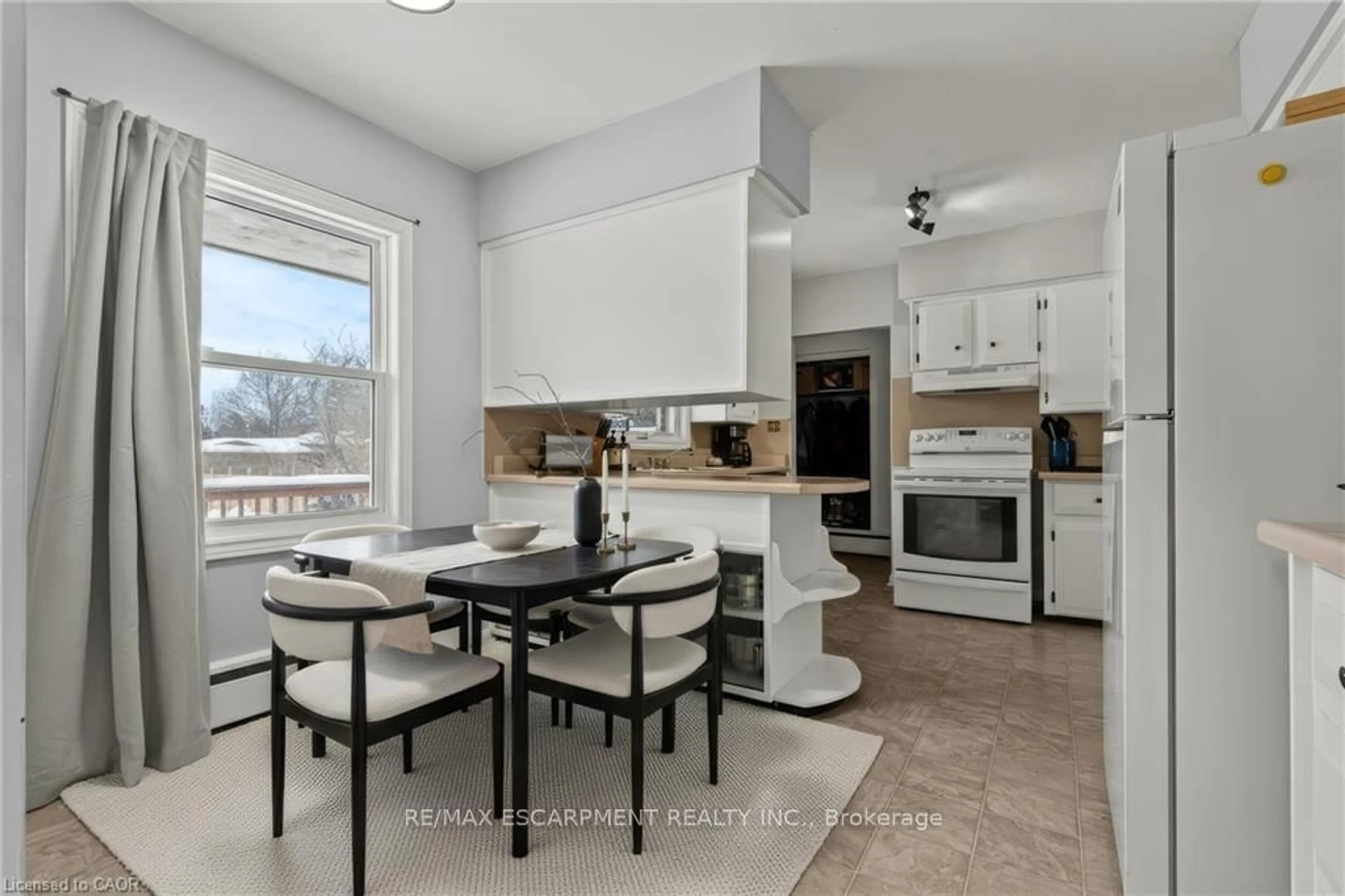 Open concept kitchen, ceramic/tile floor for 4 Mountview Ave, Grimsby Ontario L3M 1V5