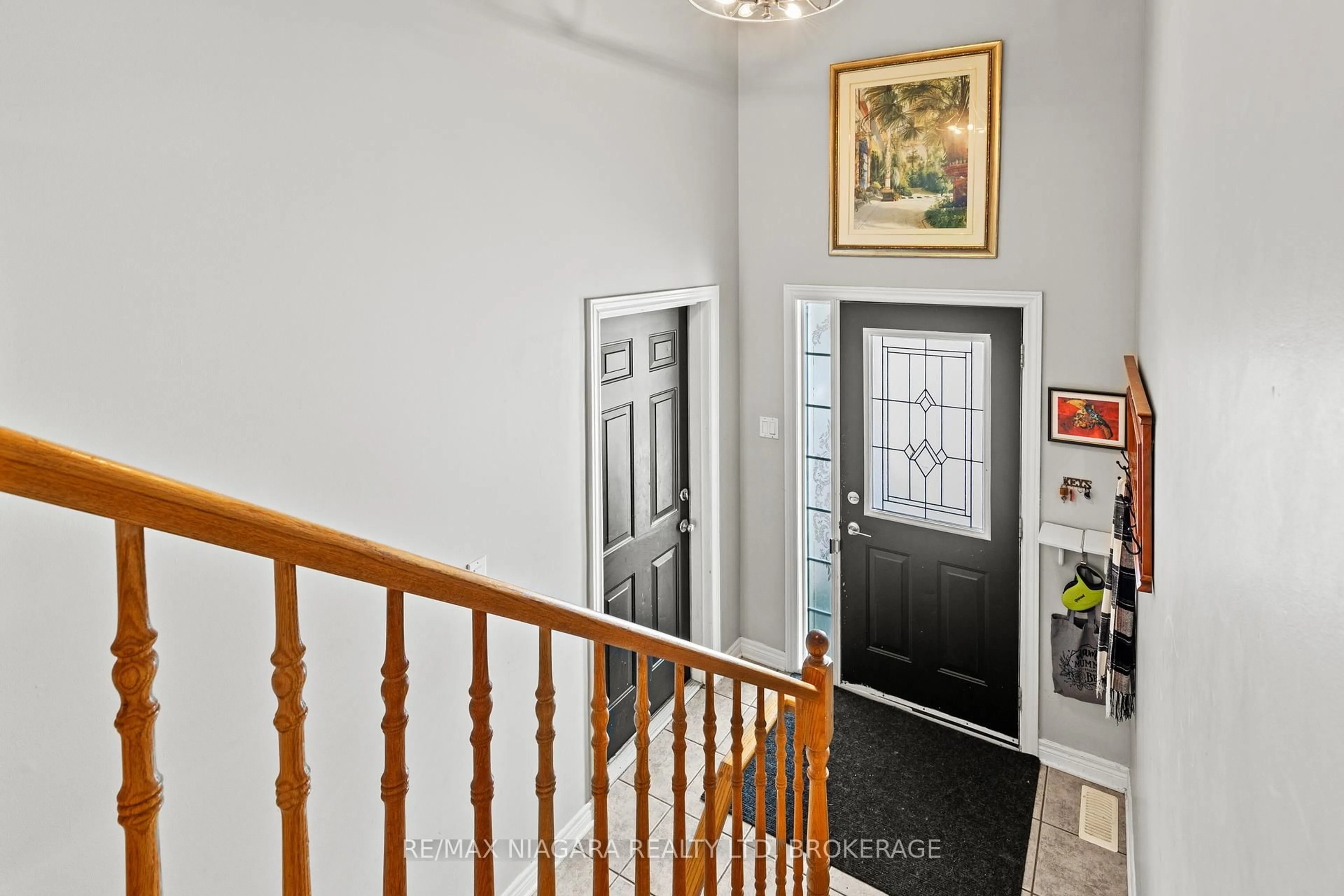 Indoor entryway for 7852 Charnwood Ave, Niagara Falls Ontario L2H 3E2