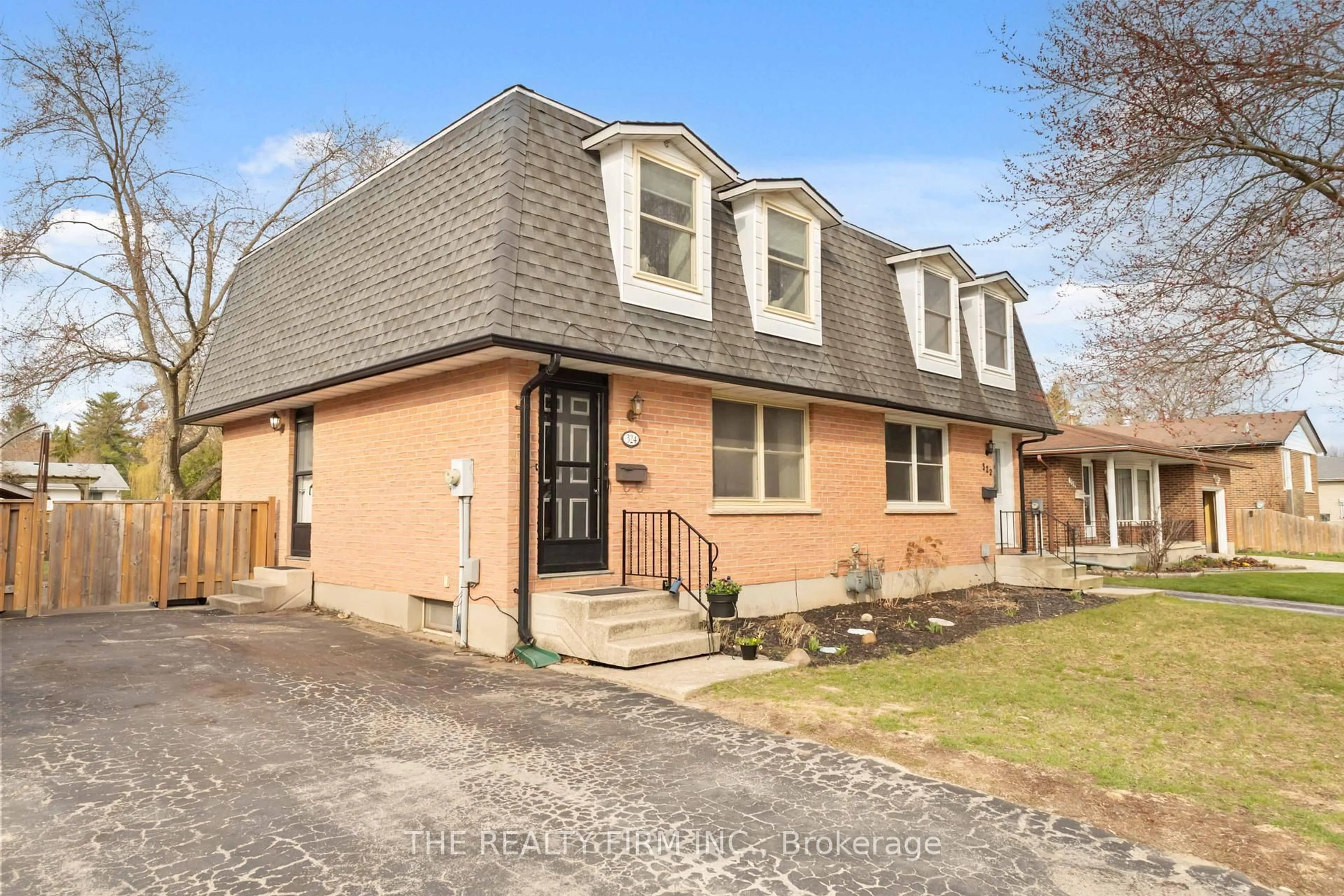 Home with brick exterior material, street for 324 Oak Ave, Strathroy-Caradoc Ontario N7G 3T2