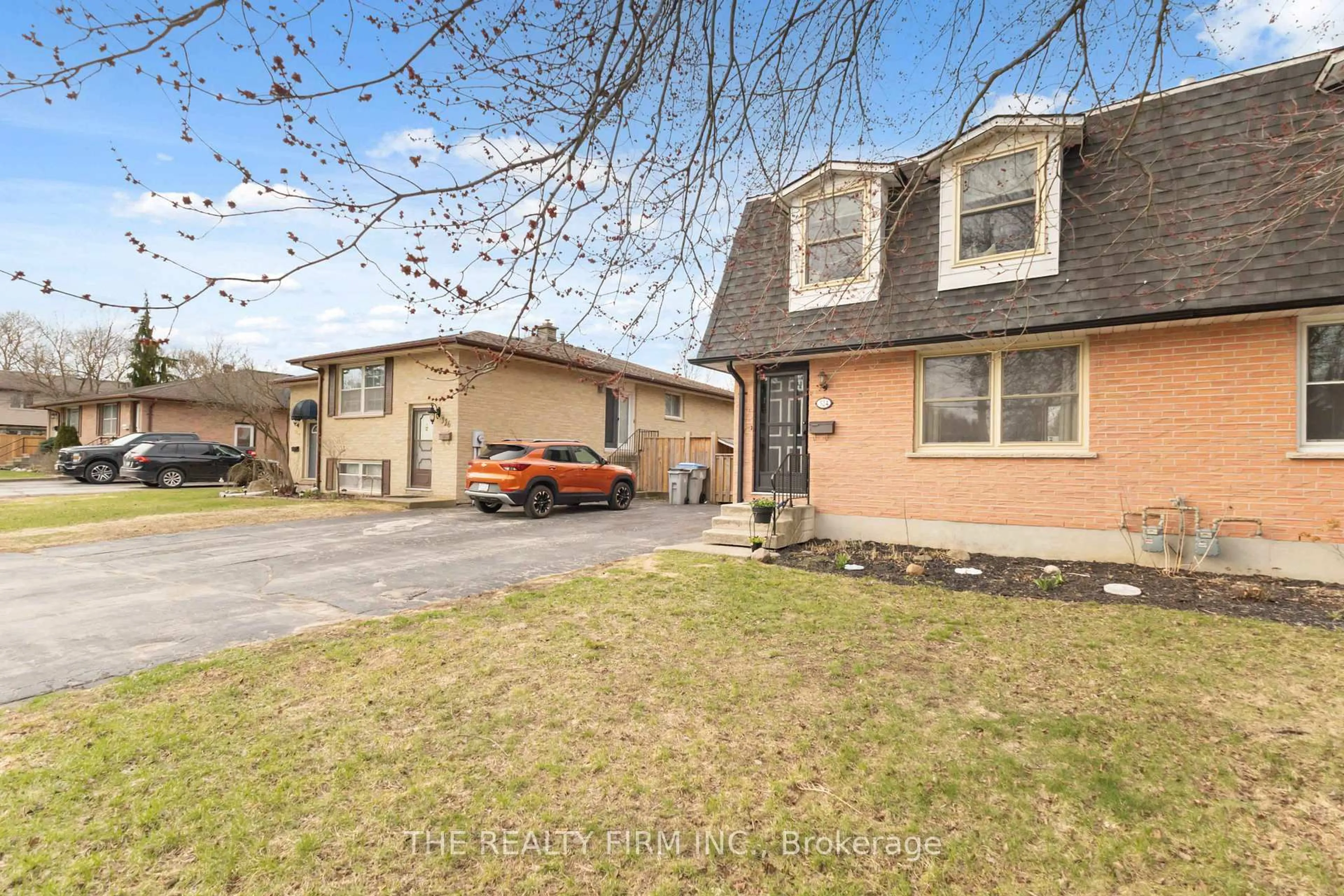 A pic from outside/outdoor area/front of a property/back of a property/a pic from drone, street for 324 Oak Ave, Strathroy-Caradoc Ontario N7G 3T2