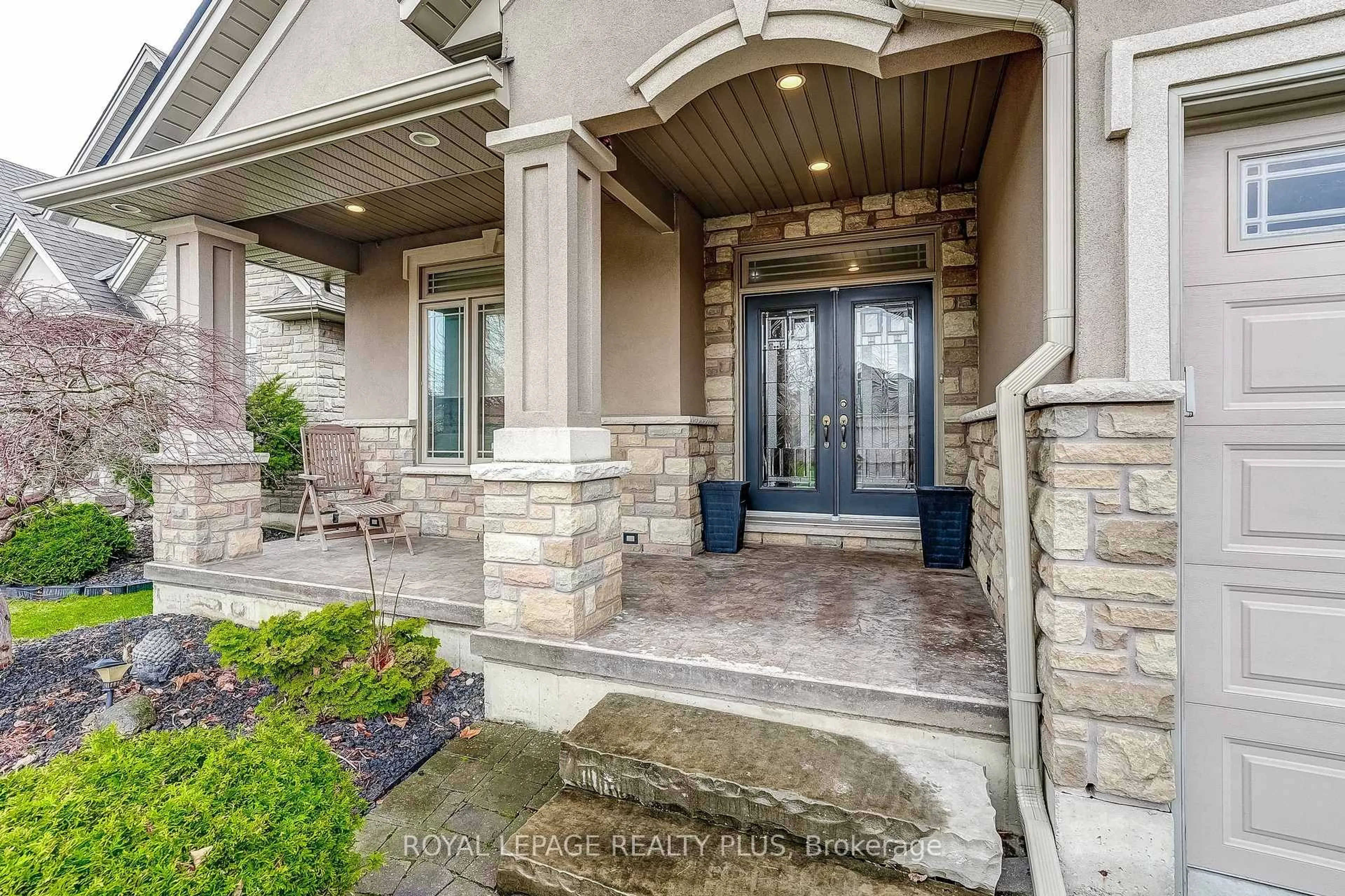 Indoor entryway for 122 Mission Rd, Brantford Ontario N3S 0A8