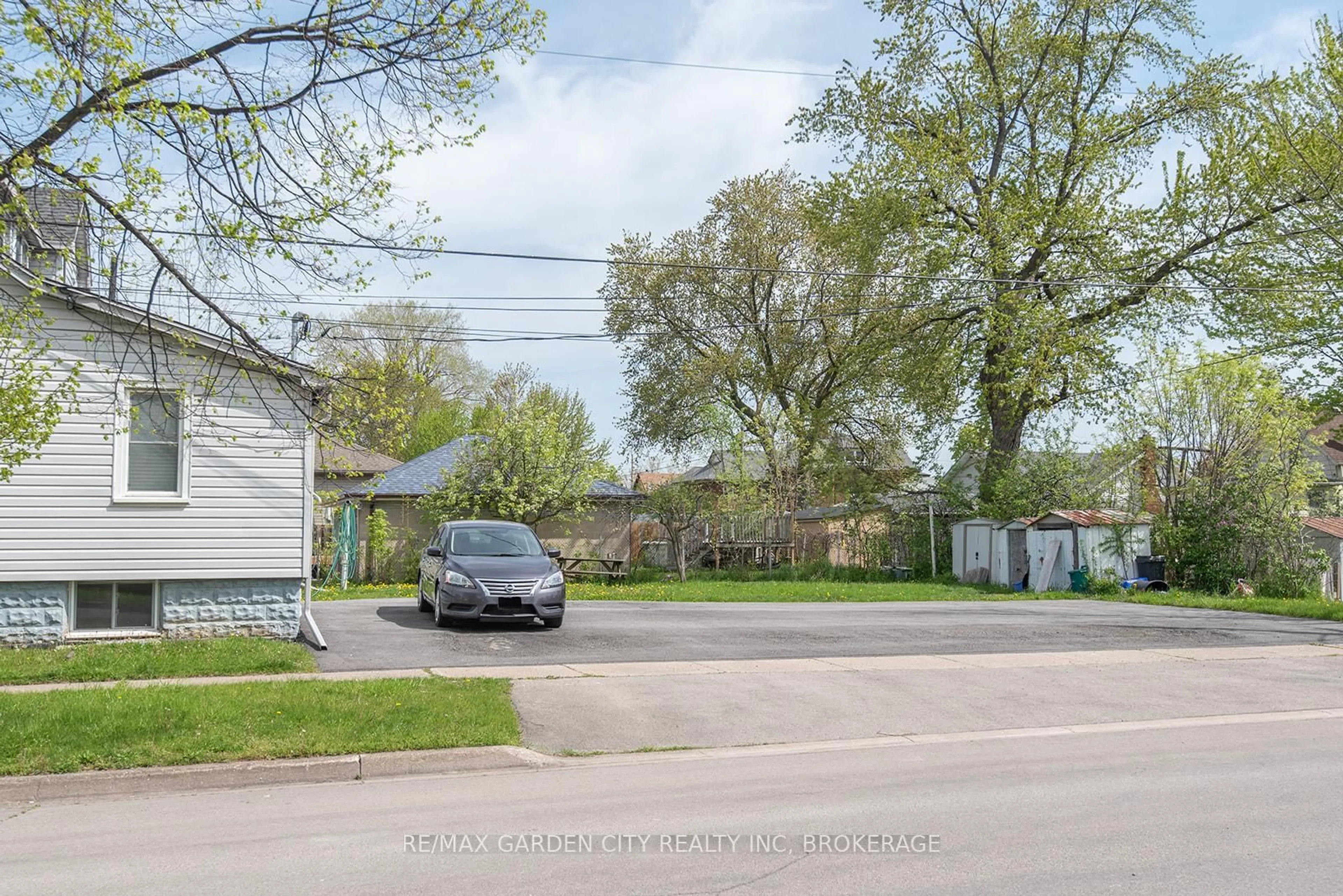 A pic from outside/outdoor area/front of a property/back of a property/a pic from drone, street for 99 Beatrice St, Welland Ontario L3B 2Z2