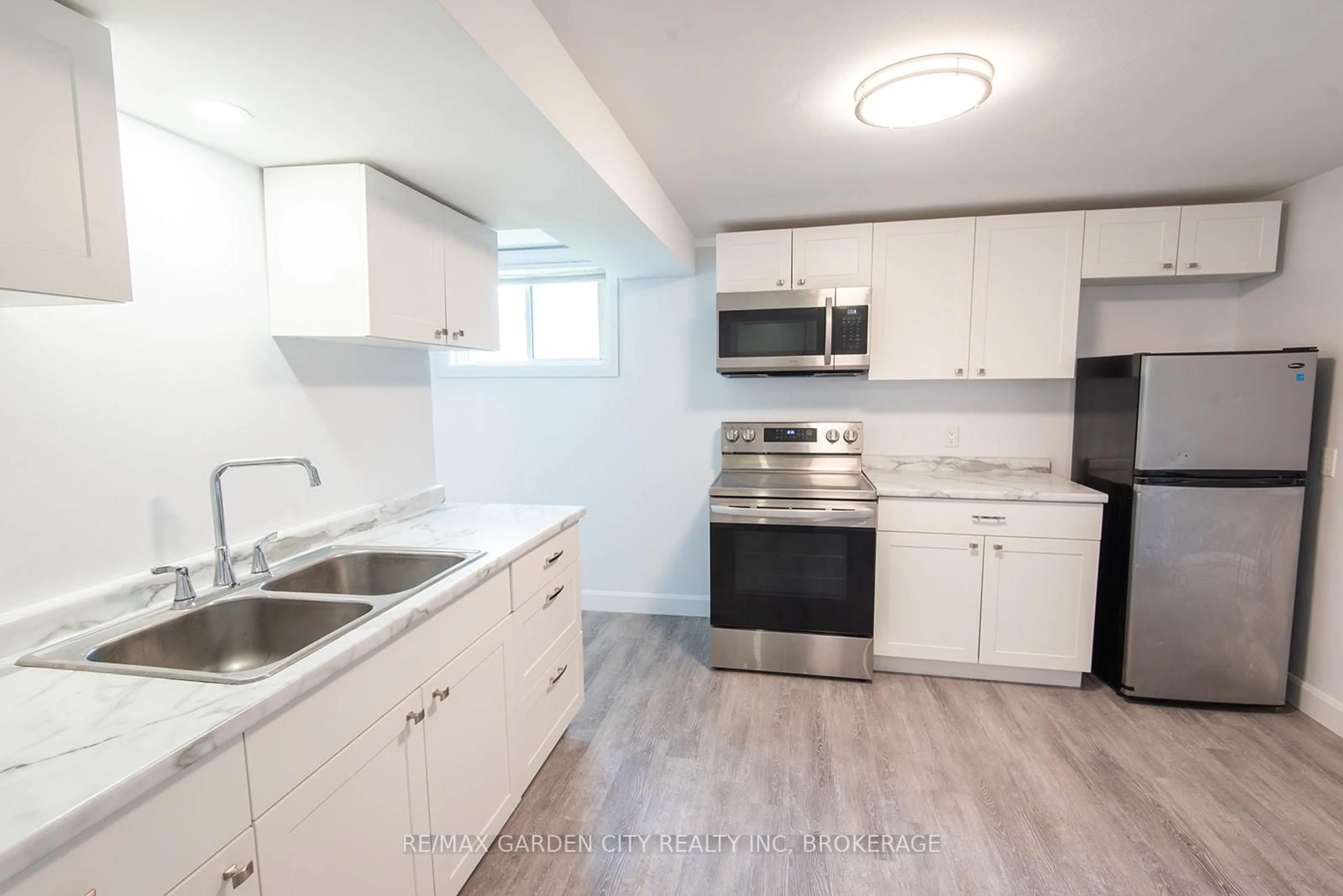 Standard kitchen, unknown for 99 Beatrice St, Welland Ontario L3B 2Z2