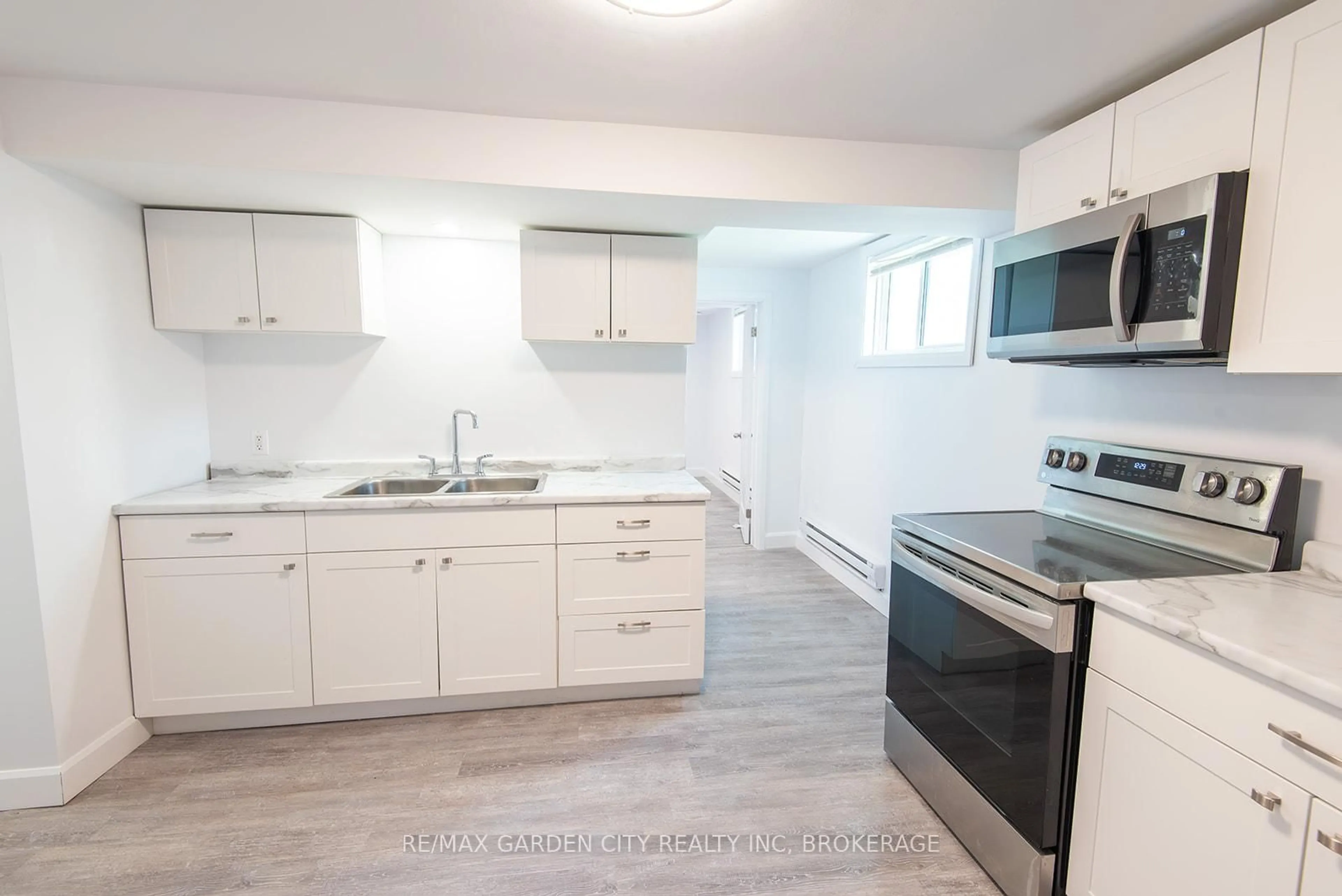 Standard kitchen, unknown for 99 Beatrice St, Welland Ontario L3B 2Z2