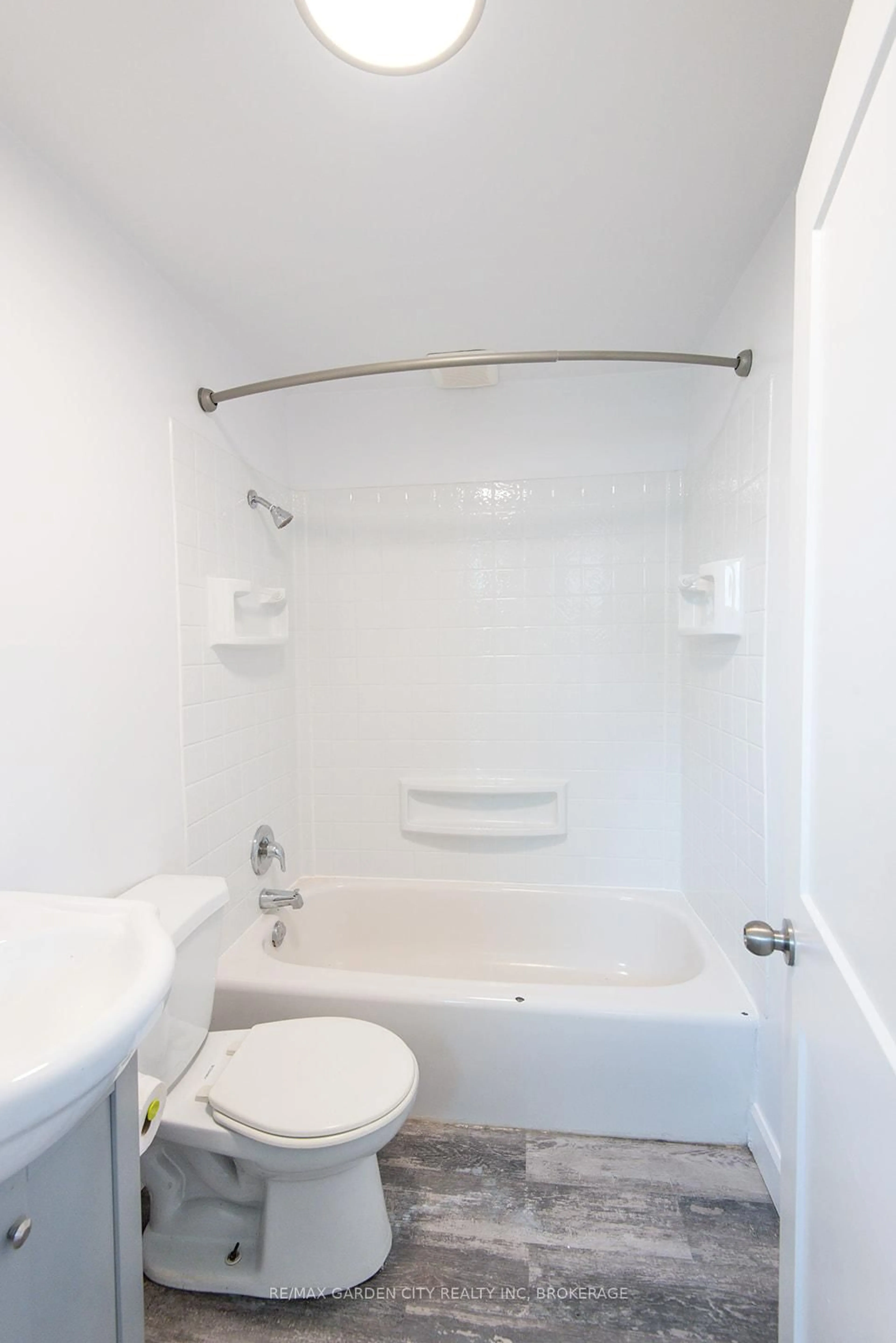 Standard bathroom, unknown for 99 Beatrice St, Welland Ontario L3B 2Z2