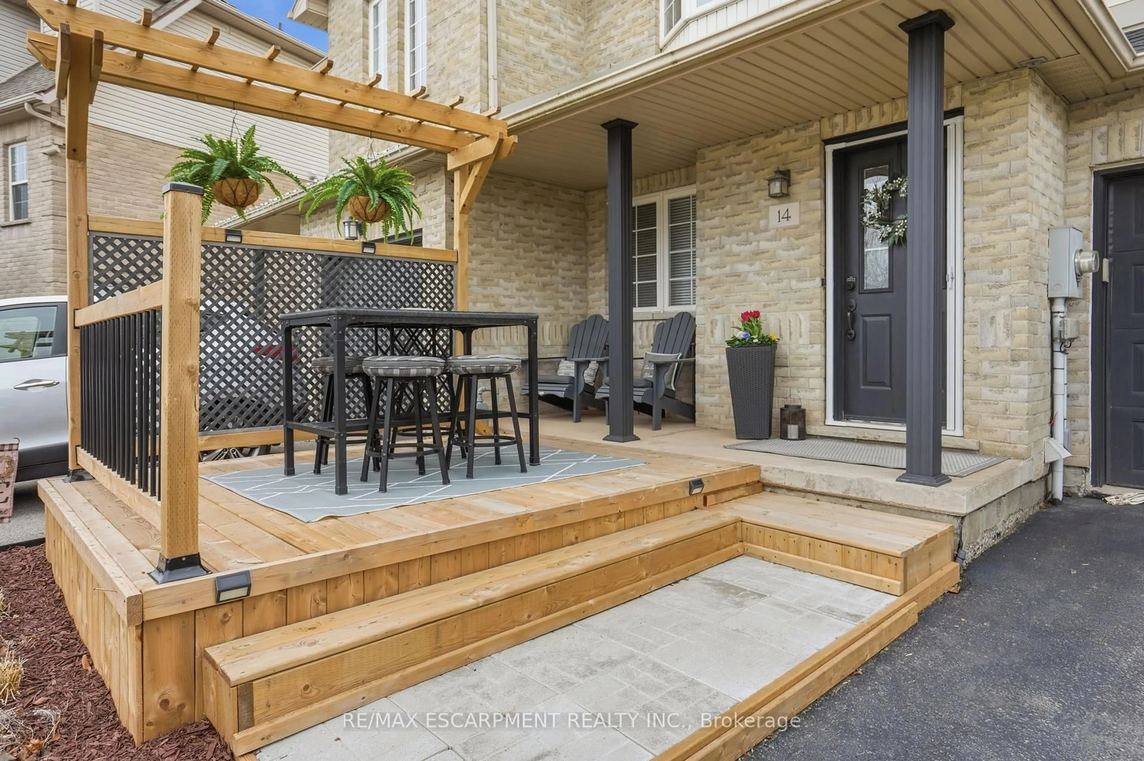 Patio, street for 14 Kenyon Cres, Grimsby Ontario L3M 5P4