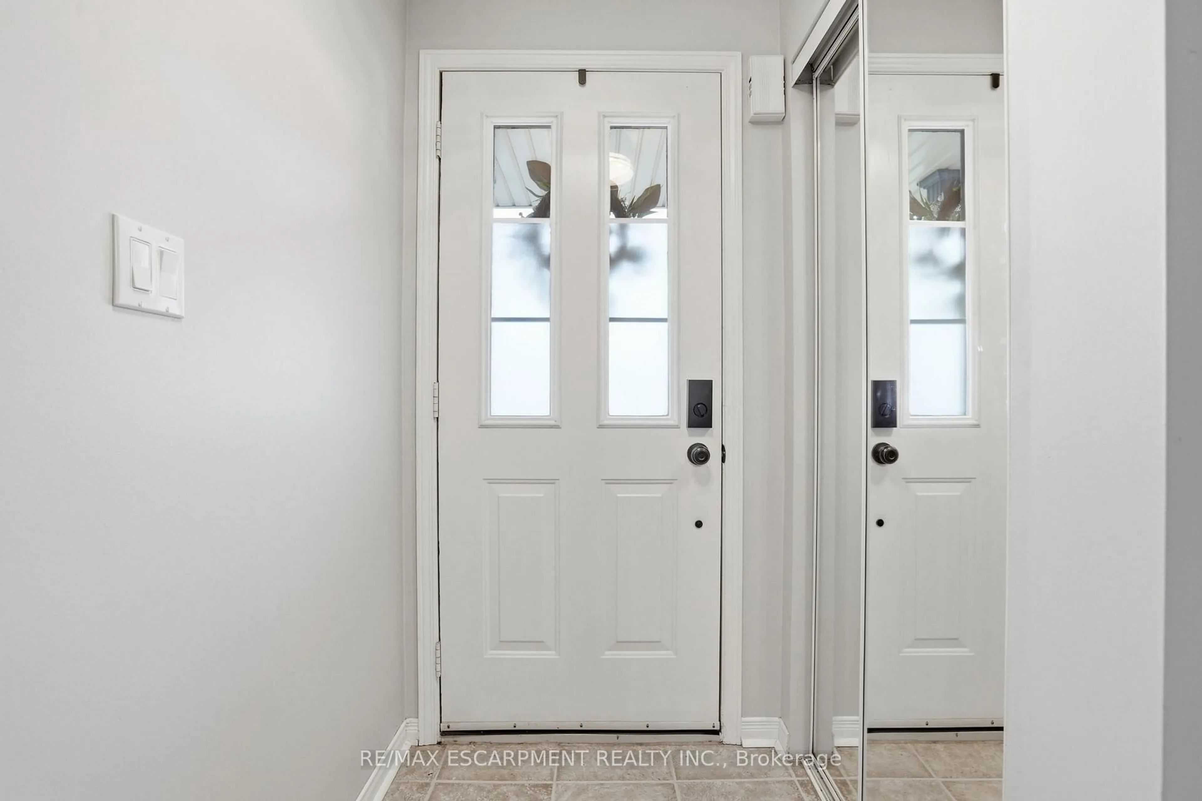 Indoor entryway for 14 Kenyon Cres, Grimsby Ontario L3M 5P4