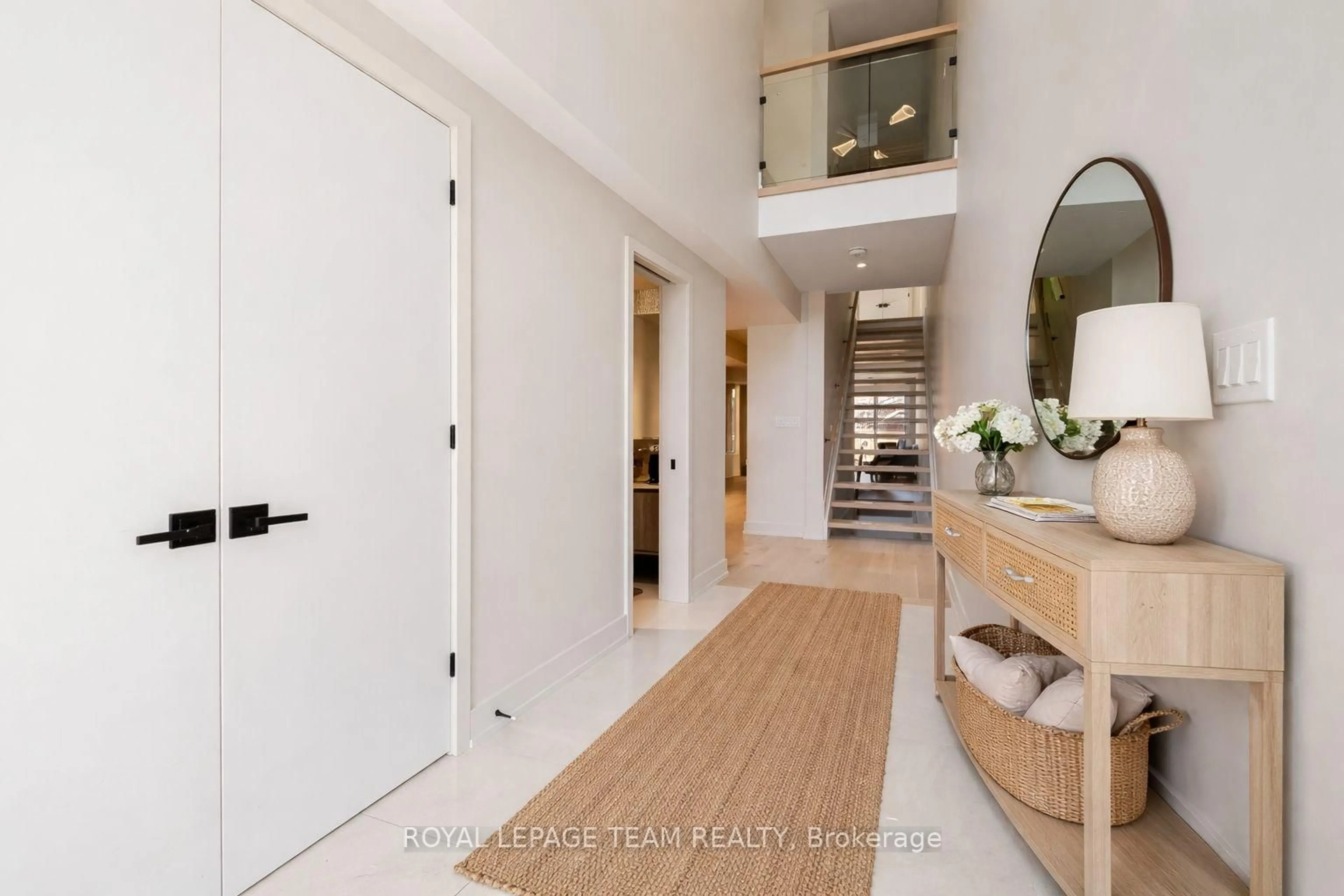 Indoor entryway for 13 FIFTH Ave #B, Ottawa Ontario K1S 2M2