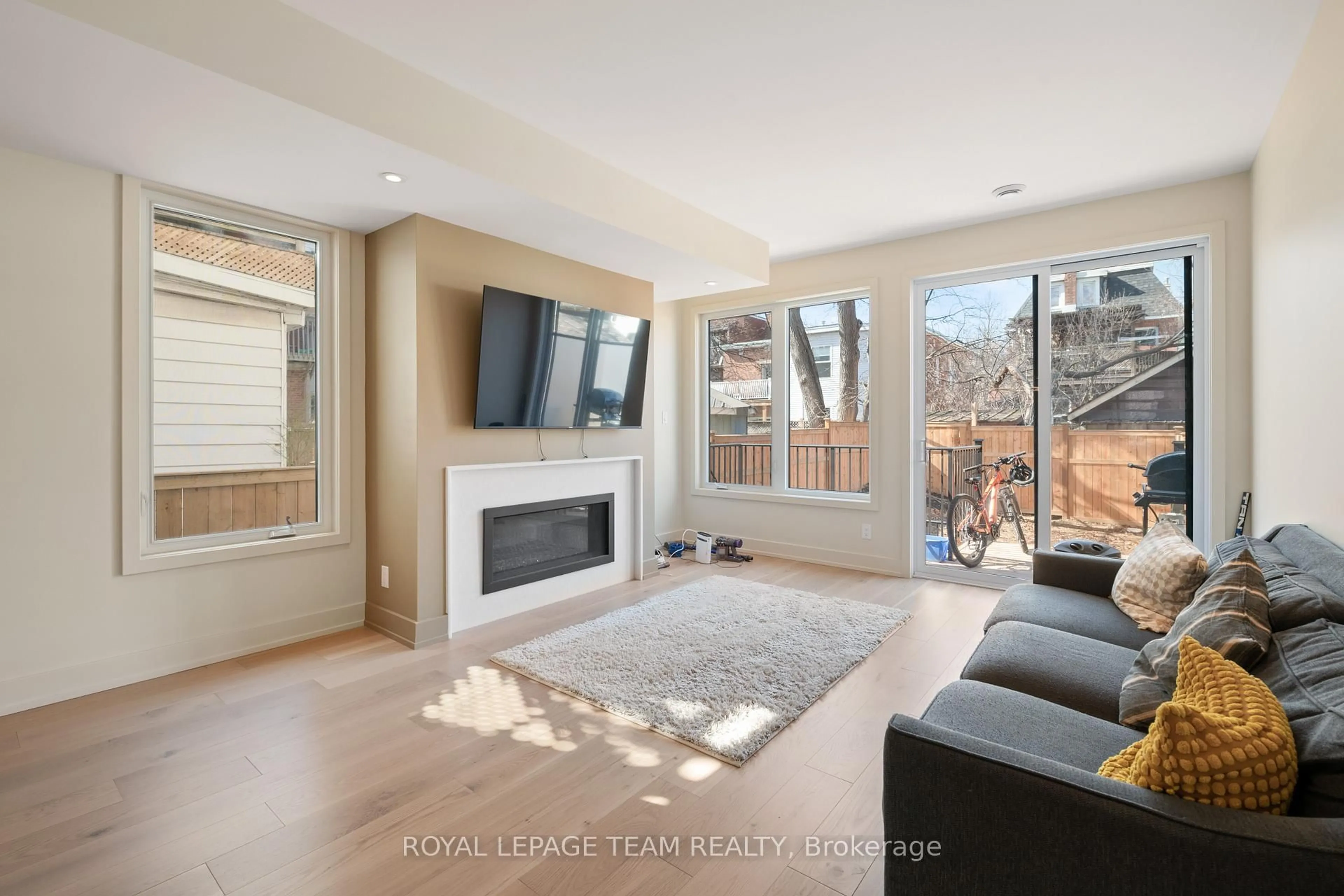 Living room with furniture, ceramic/tile floor for 13 FIFTH Ave #B, Ottawa Ontario K1S 2M2