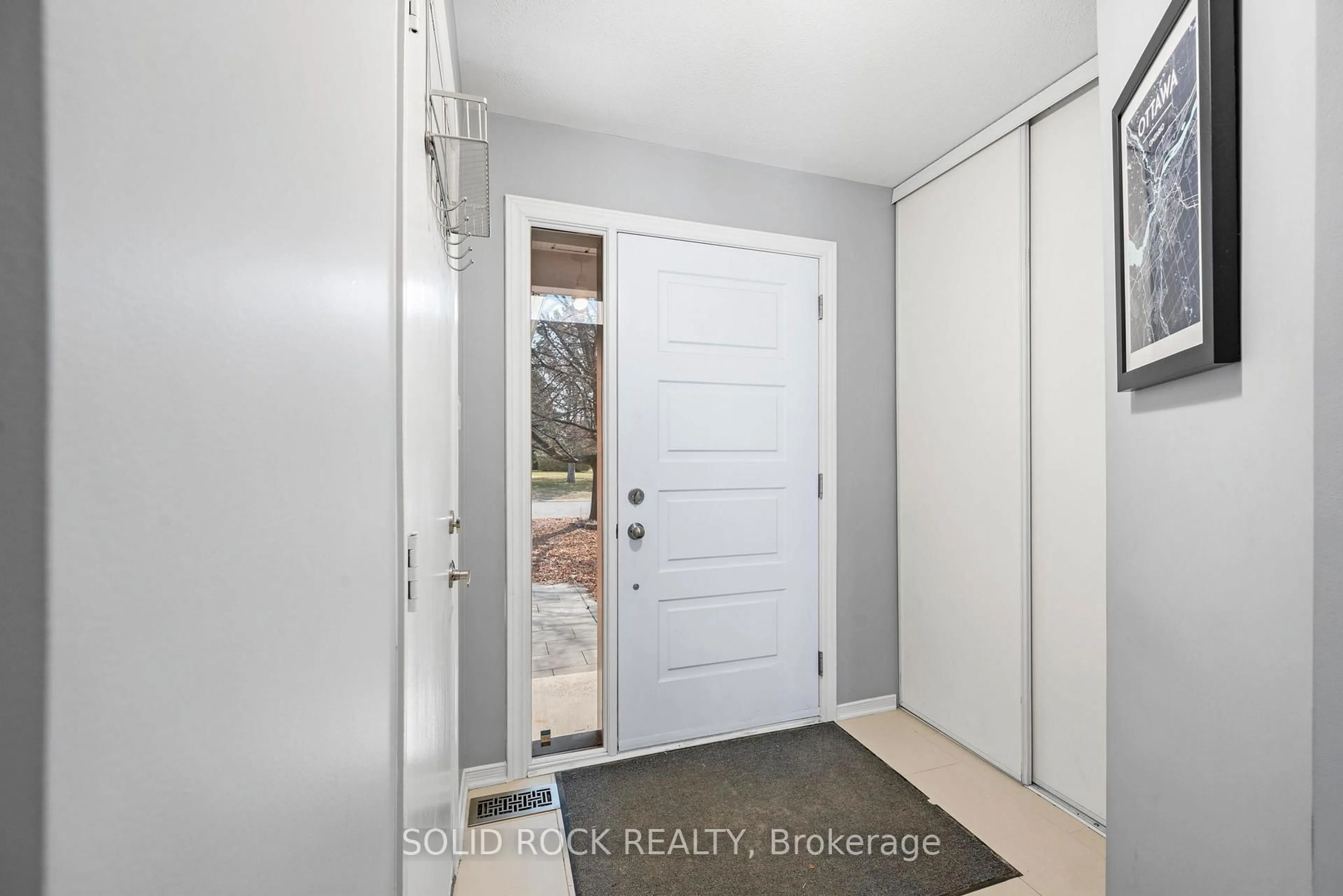 Indoor entryway for 77 Markland Cres, Ottawa Ontario K2G 5Z6
