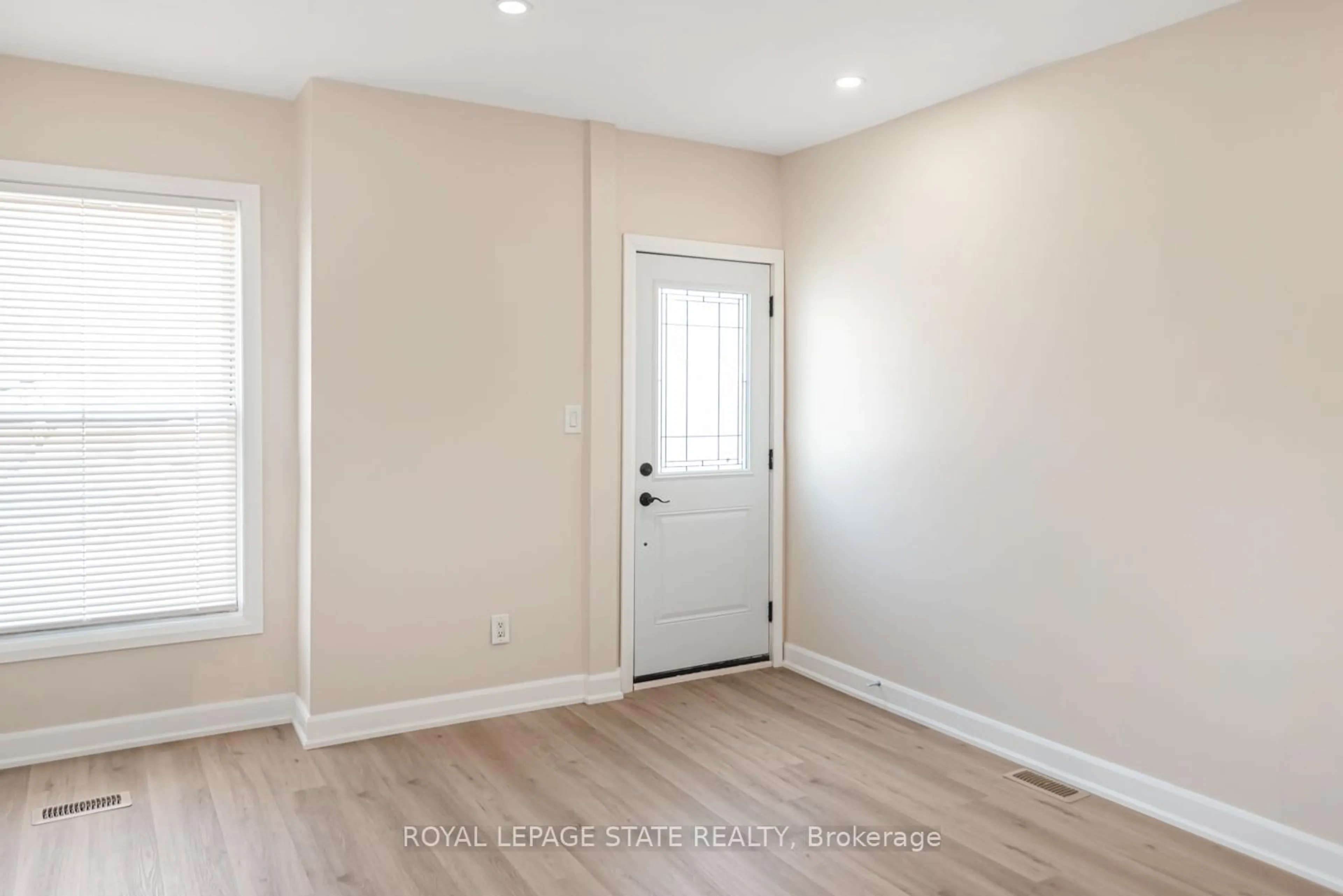 Indoor entryway for 60 Keith St, Hamilton Ontario L8L 3S3