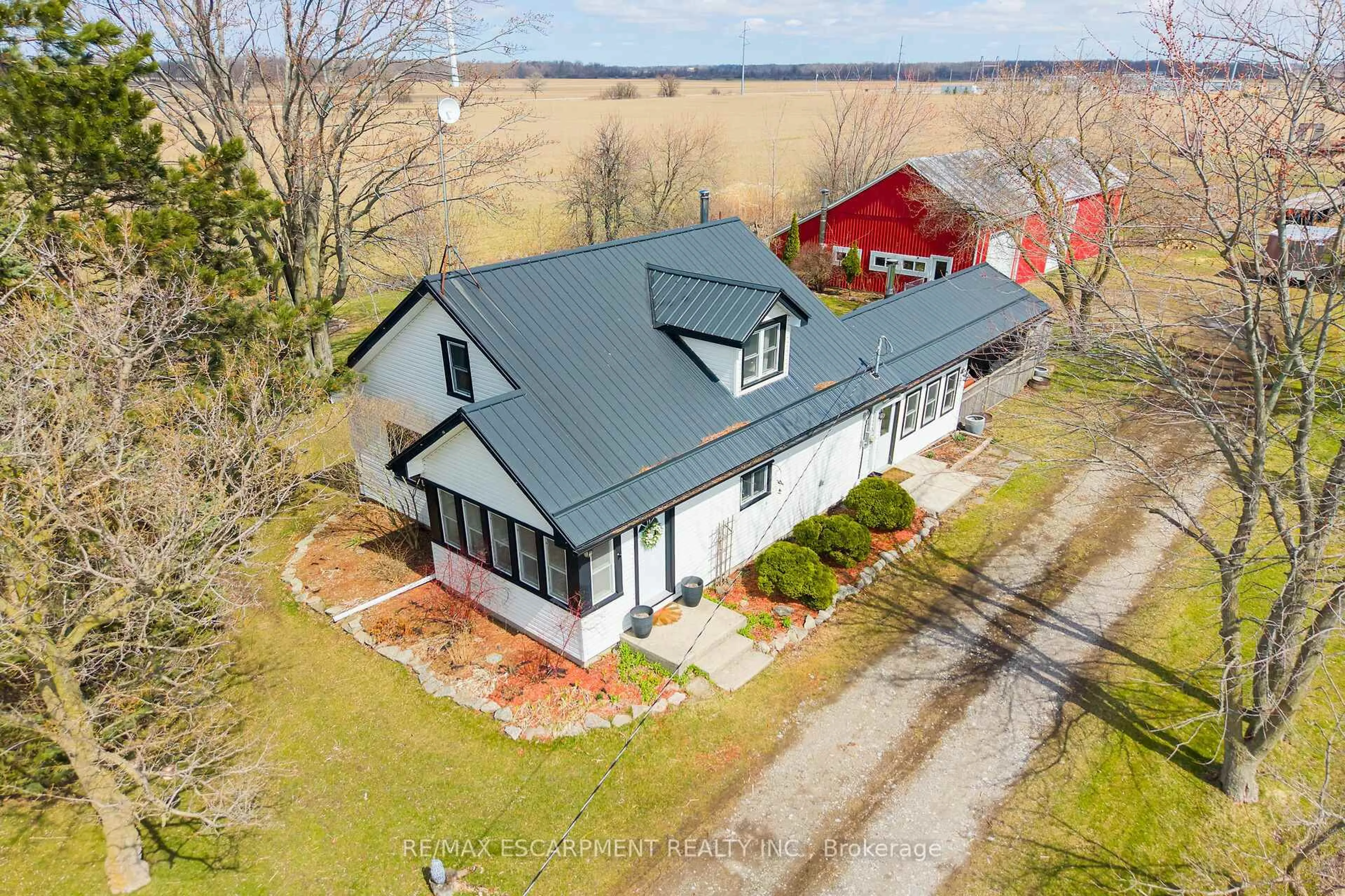 A pic from outside/outdoor area/front of a property/back of a property/a pic from drone, building for 984 CHEAPSIDE Rd, Haldimand Ontario N0A 1J0