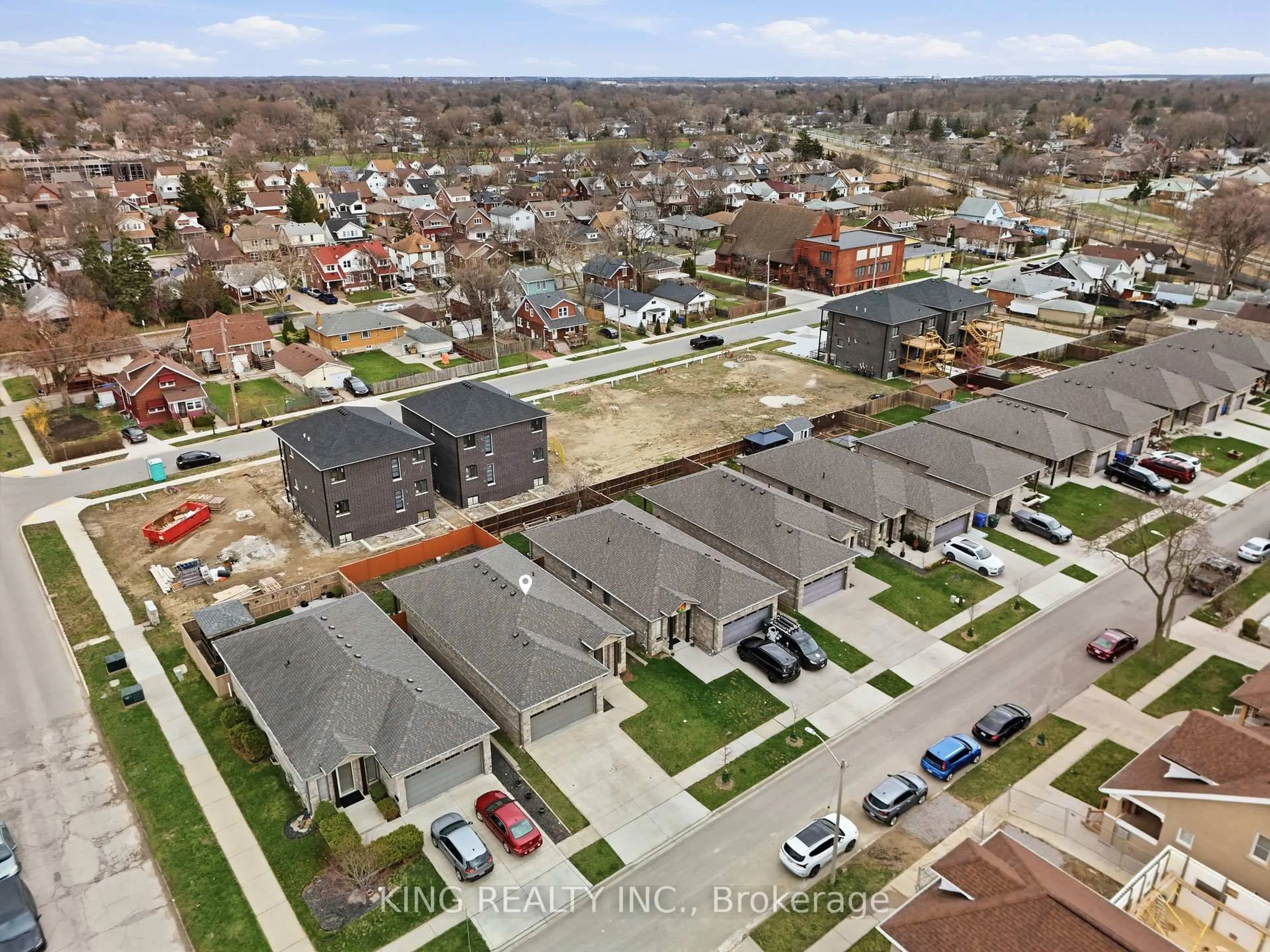 A pic from outside/outdoor area/front of a property/back of a property/a pic from drone, street for 914 ELLROSE Ave, Windsor Ontario N8Y 3W9