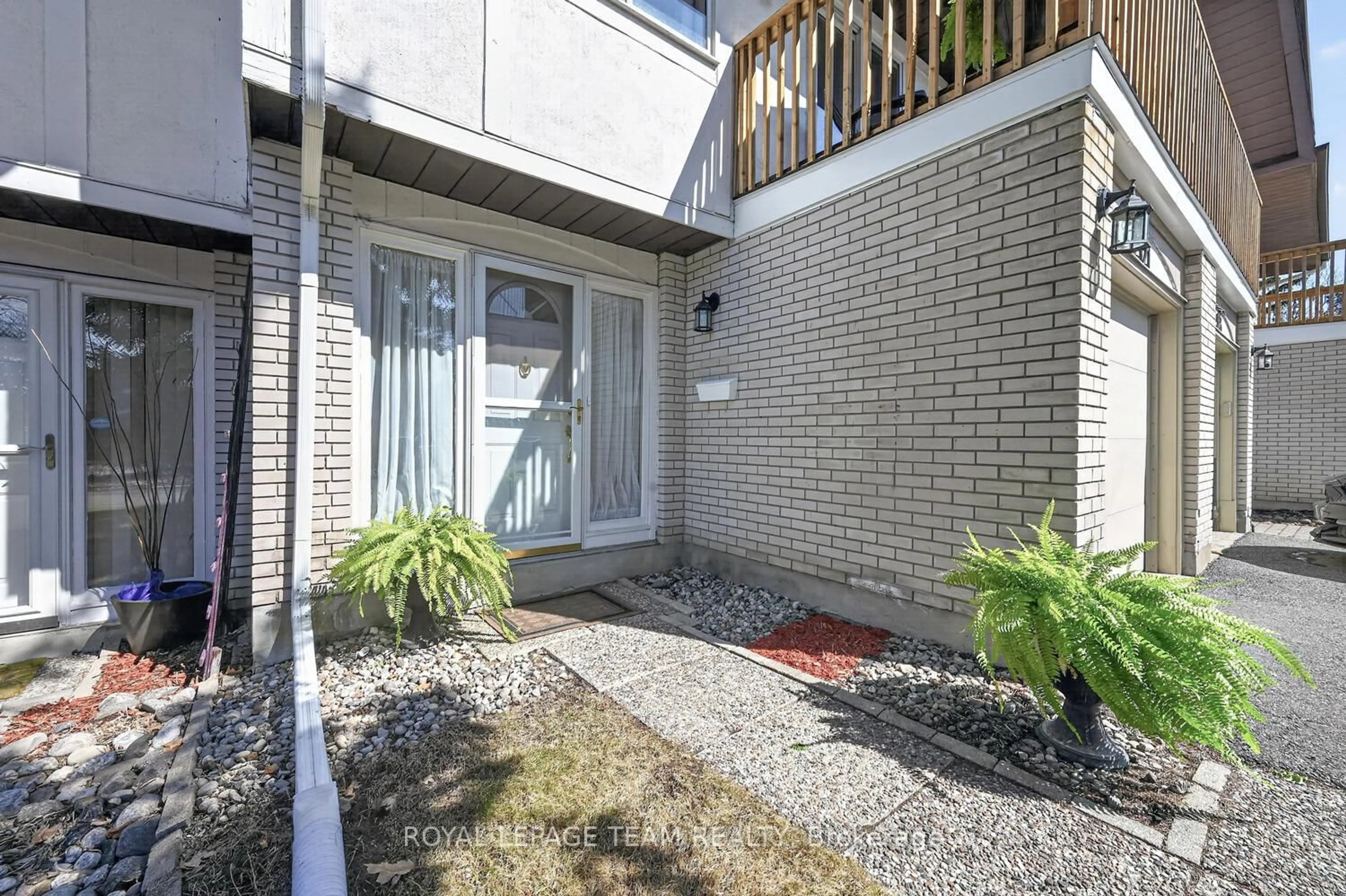 Patio, street for 2521 Flannery Dr, Ottawa Ontario K1V 9R5