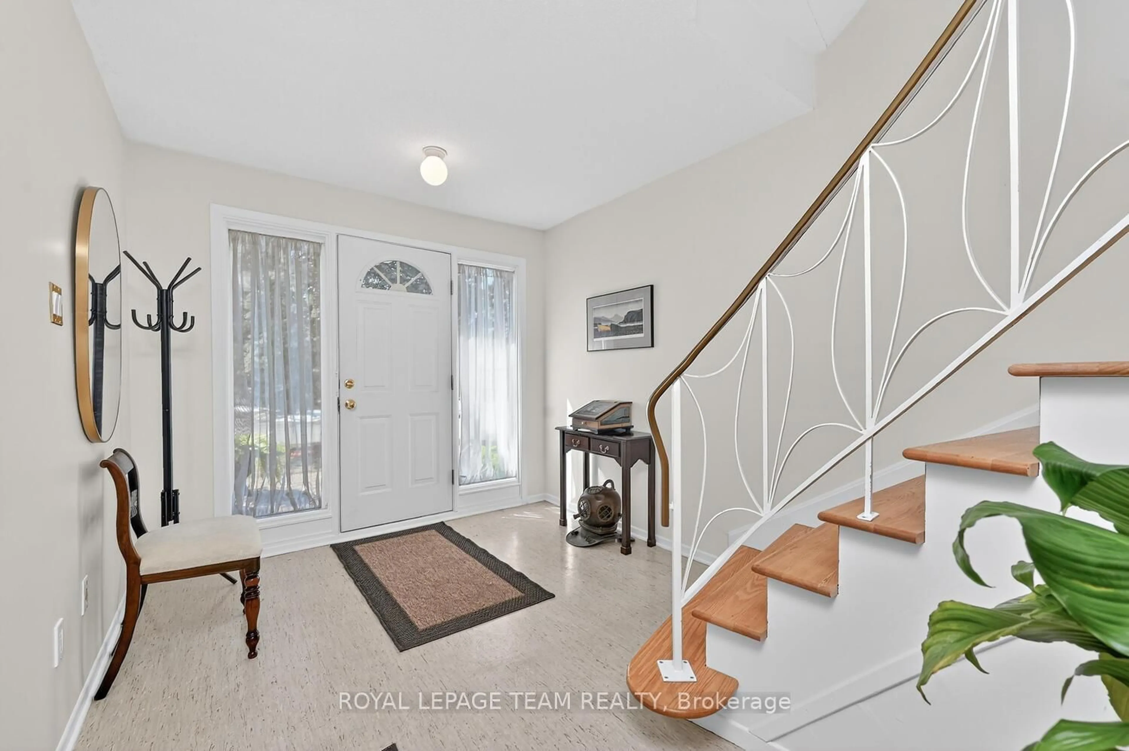Indoor entryway for 2521 Flannery Dr, Ottawa Ontario K1V 9R5