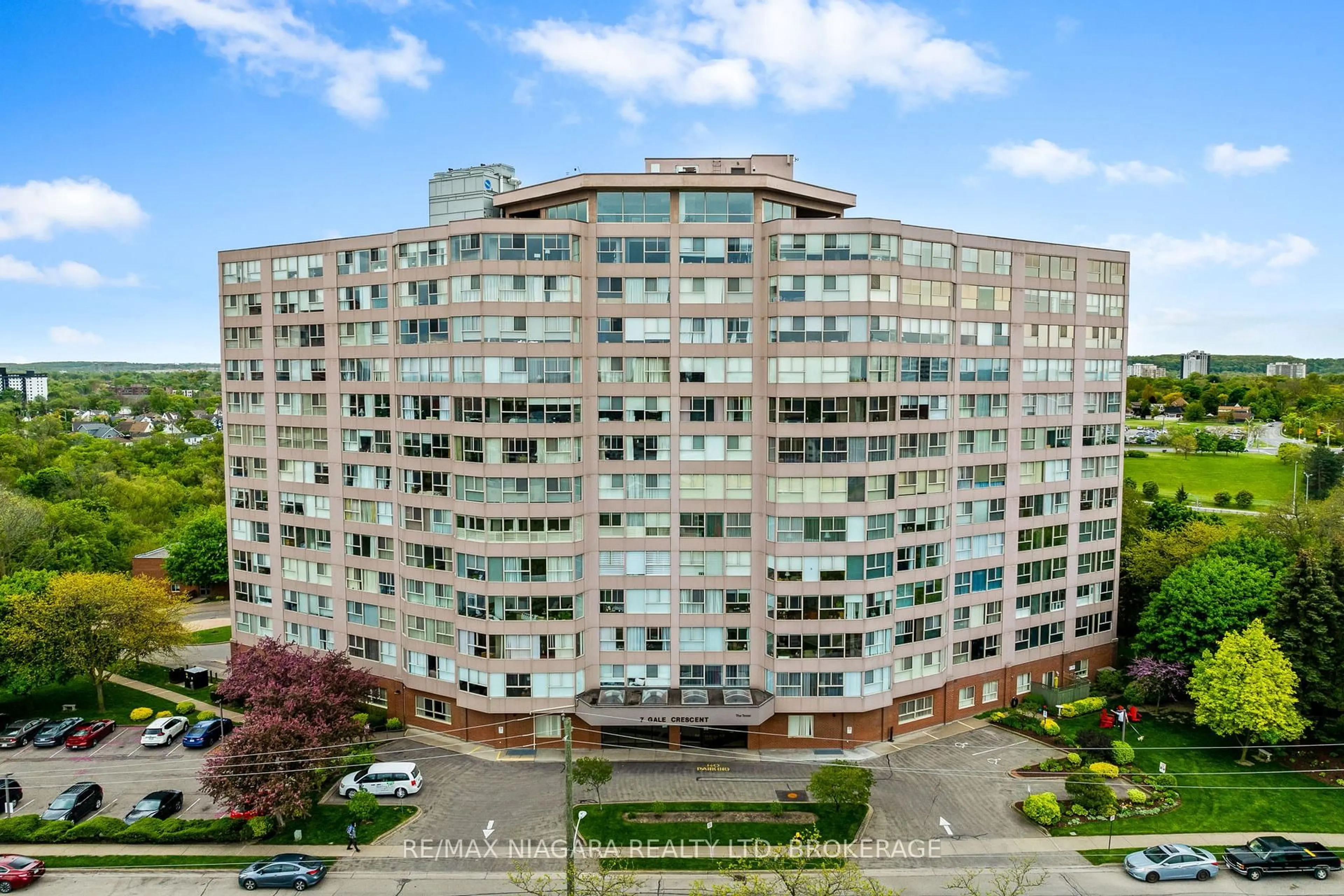 A pic from outside/outdoor area/front of a property/back of a property/a pic from drone, city buildings view from balcony for 7 Gale Cres #B5, St. Catharines Ontario L2R 7M8