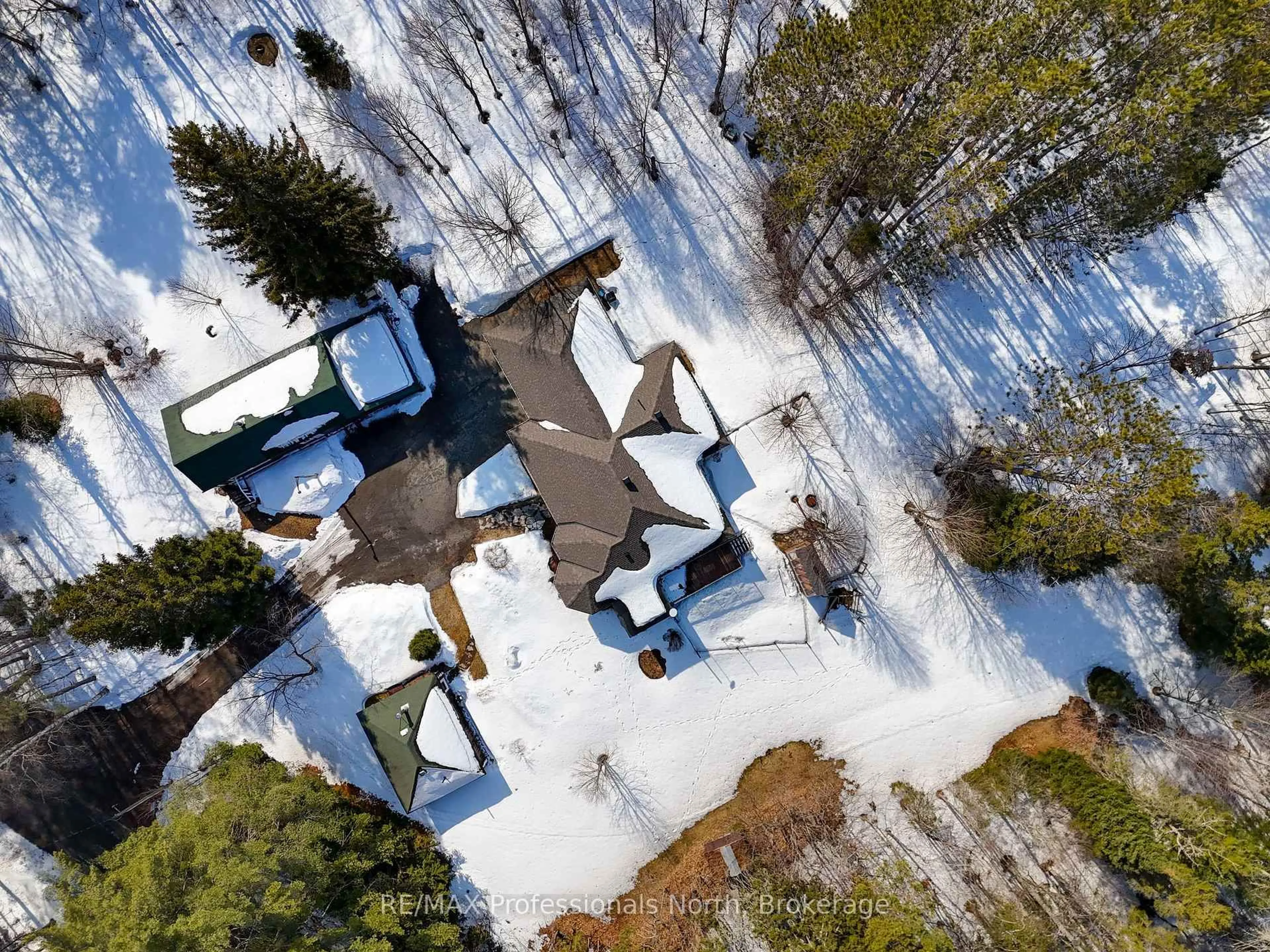 A pic from outside/outdoor area/front of a property/back of a property/a pic from drone, unknown for 34 Old Novar Rd, Huntsville Ontario P1H 2J2