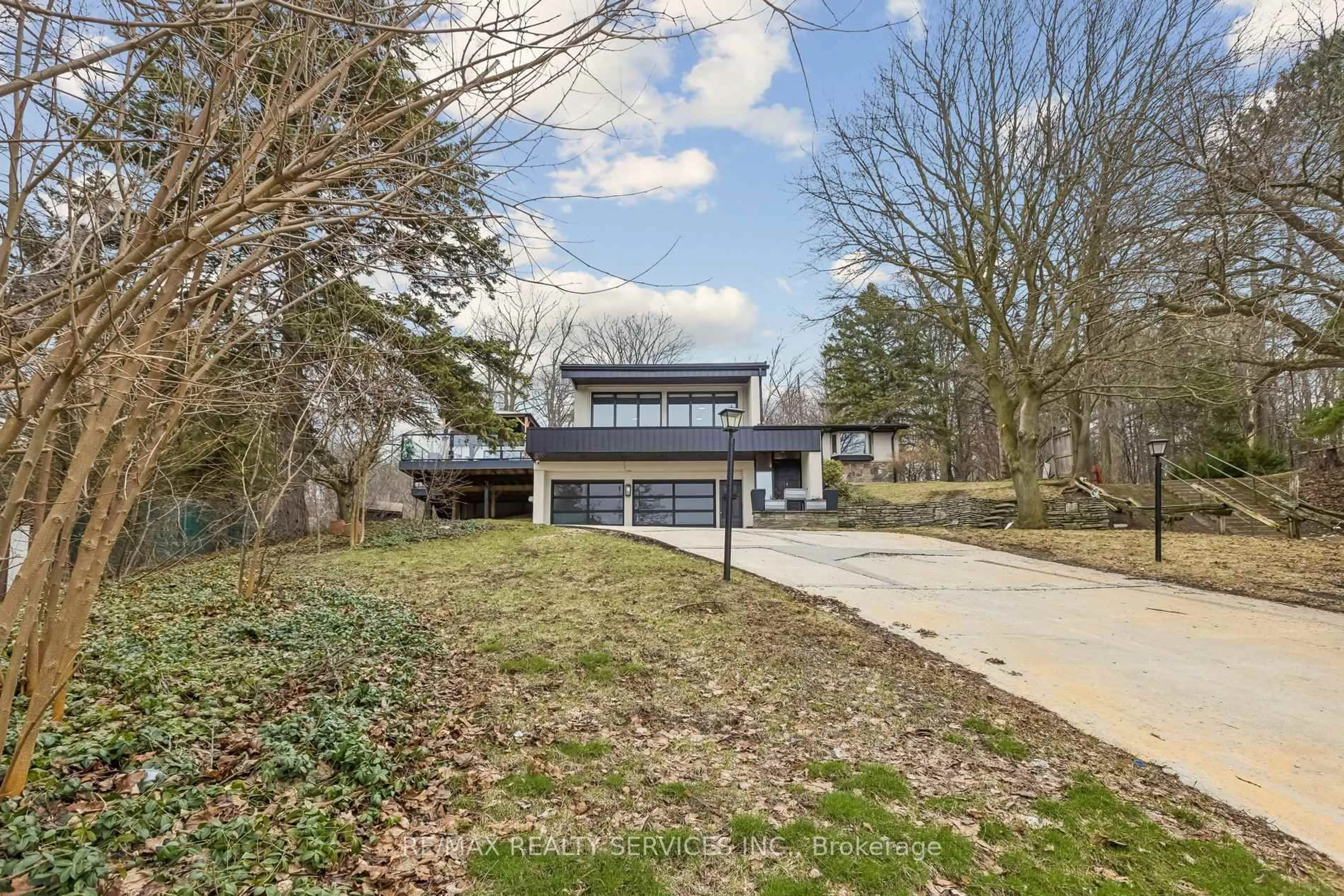 A pic from outside/outdoor area/front of a property/back of a property/a pic from drone, unknown for 3 Chicopee Terr, Kitchener Ontario N2A 1T2