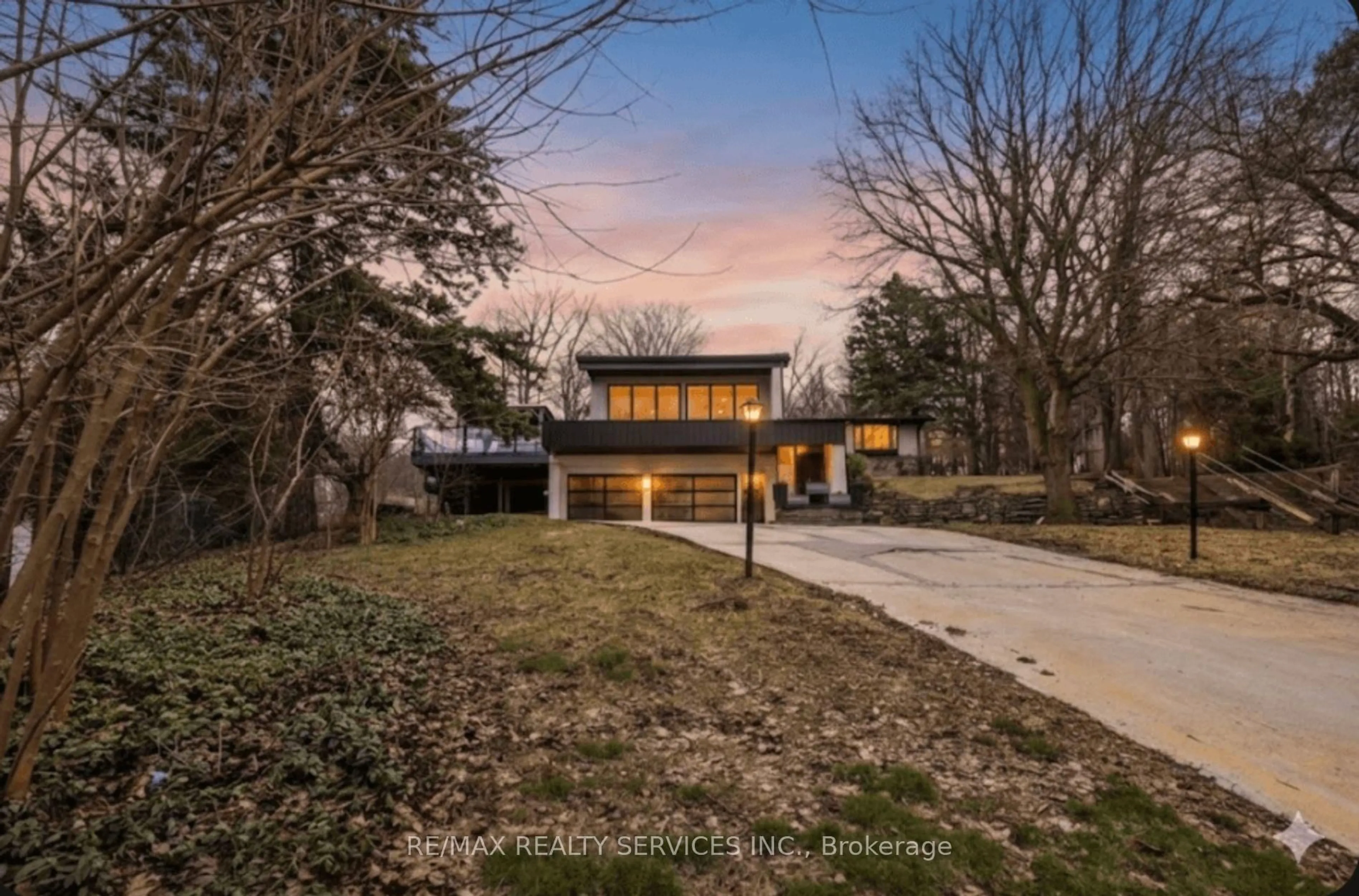 A pic from outside/outdoor area/front of a property/back of a property/a pic from drone, street for 3 Chicopee Terr, Kitchener Ontario N2A 1T2