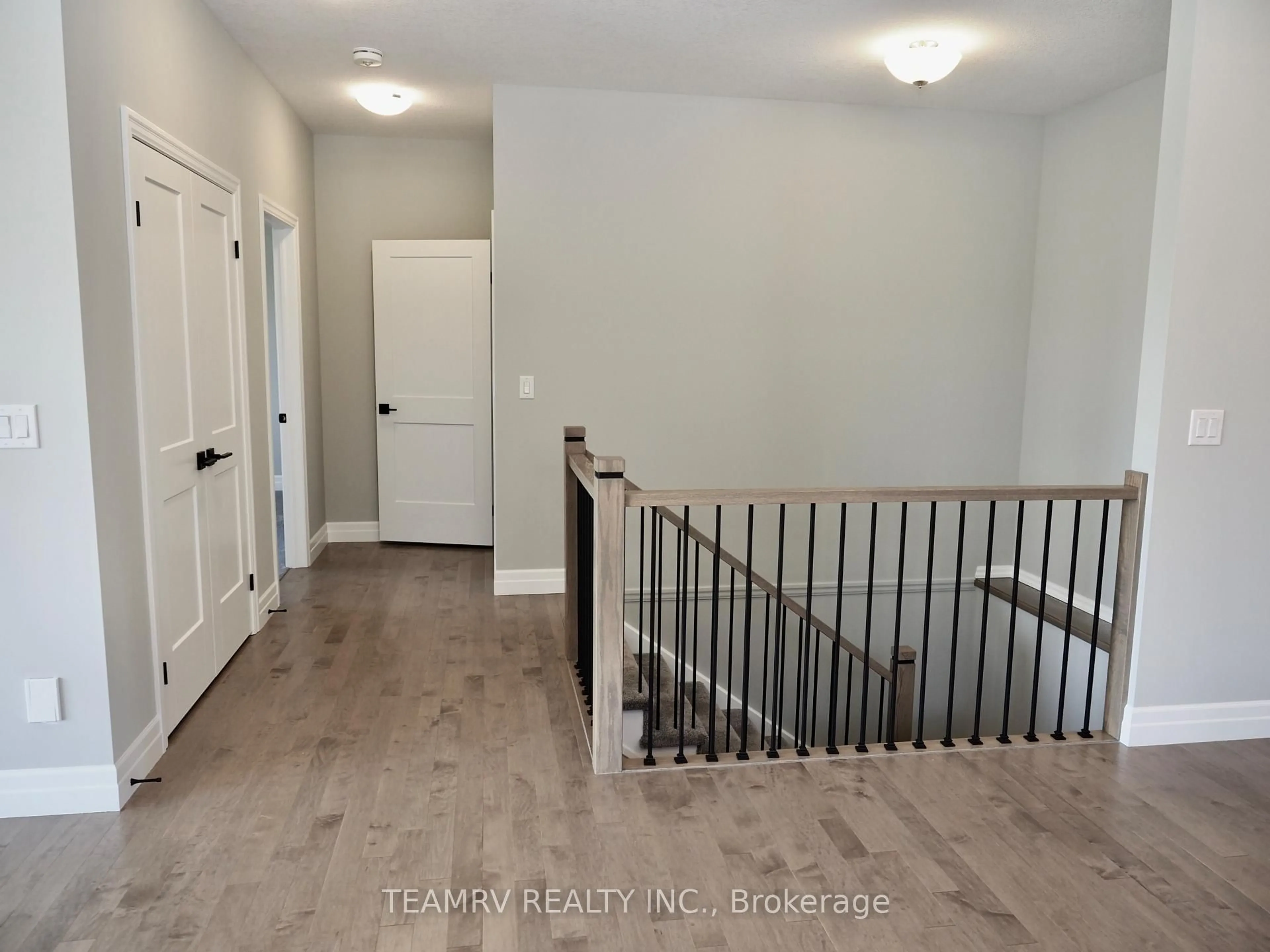 Indoor entryway for 11 Sycamore Dr, Tillsonburg Ontario N4G 5S3