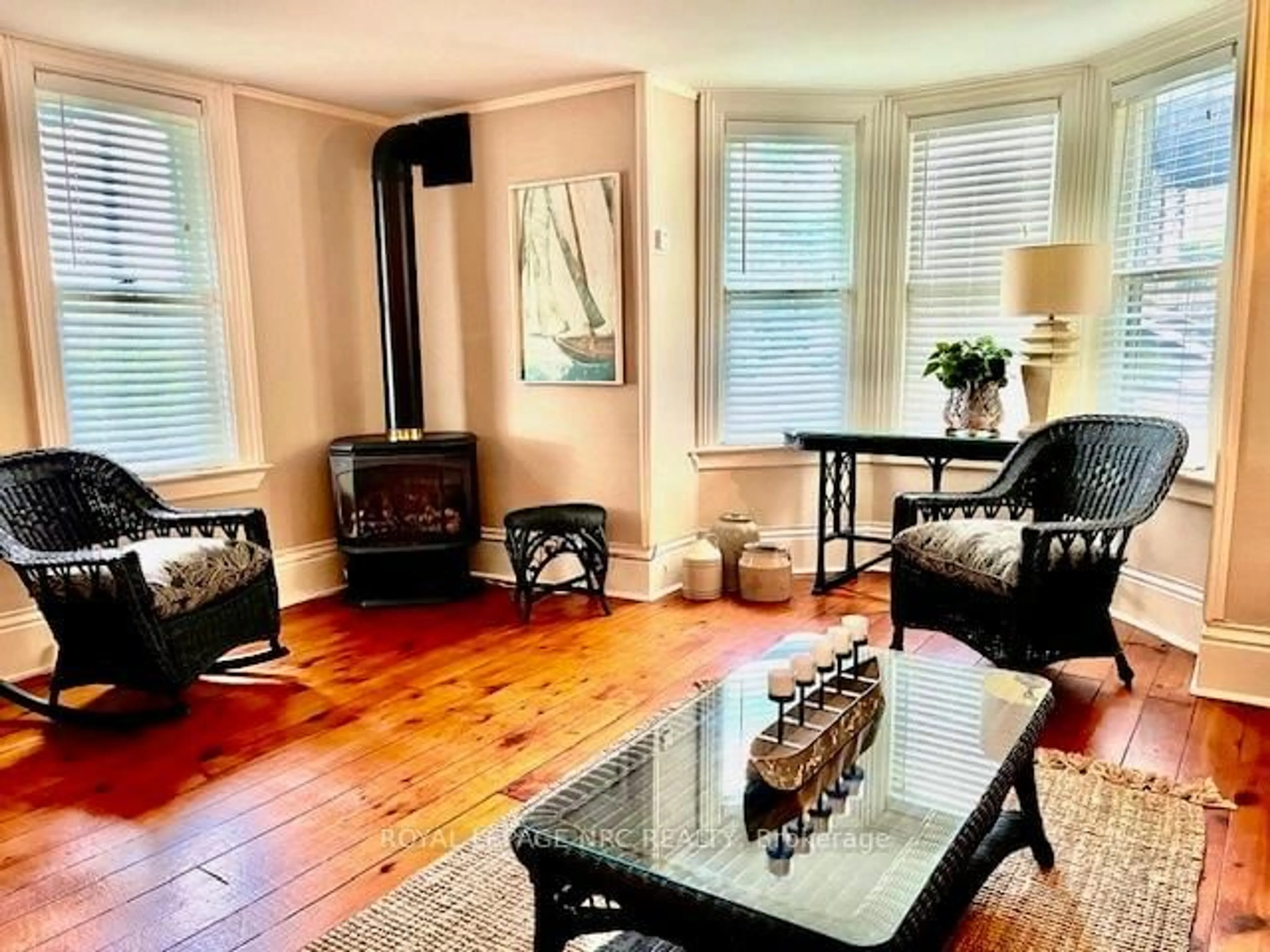Living room with furniture, wood/laminate floor for 62 West St, Port Colborne Ontario L3K 4C8