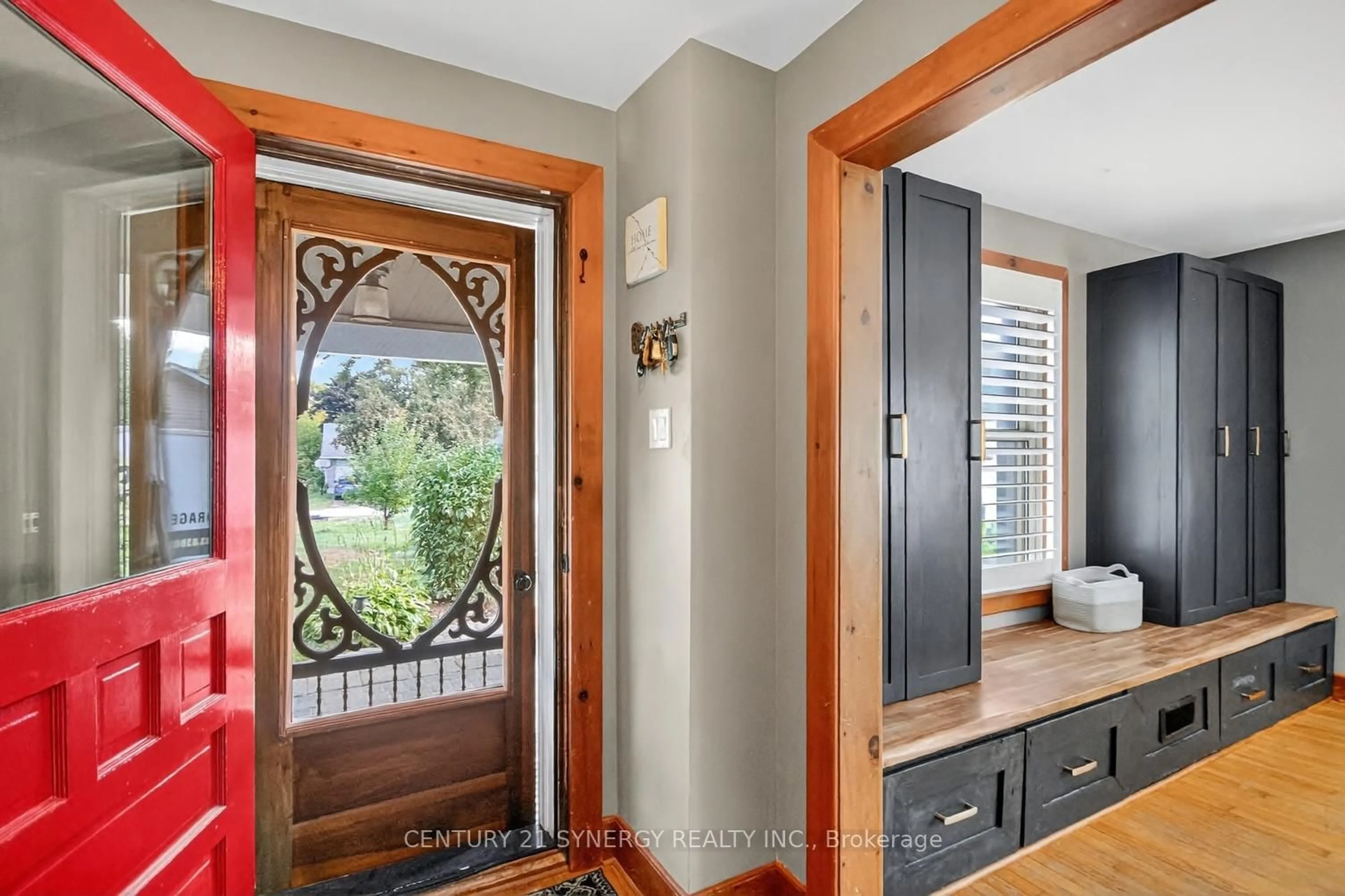 Indoor entryway for 103 Queen Charlotte St, Richmond Ontario K0A 2Z0