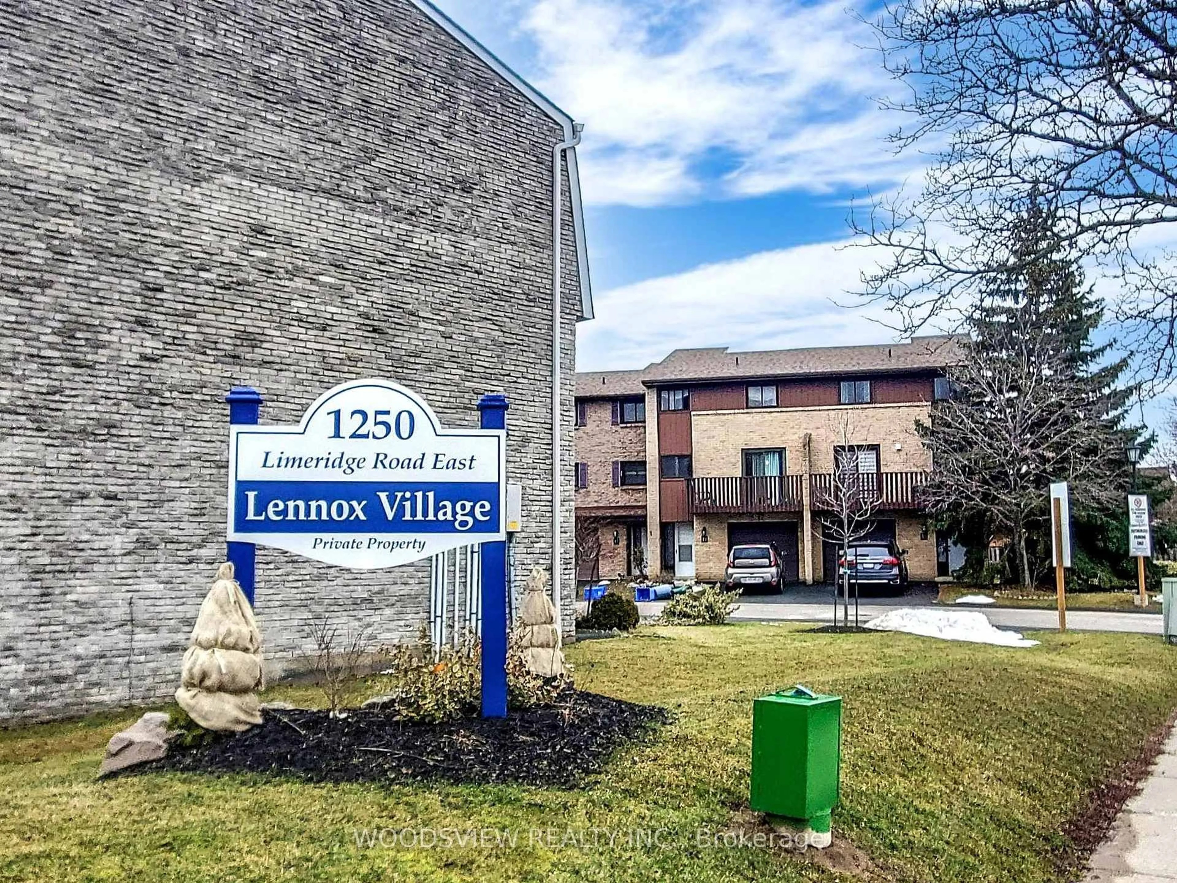 Indoor foyer for 1250 Limeridge Rd #43, Hamilton Ontario L8W 1P1