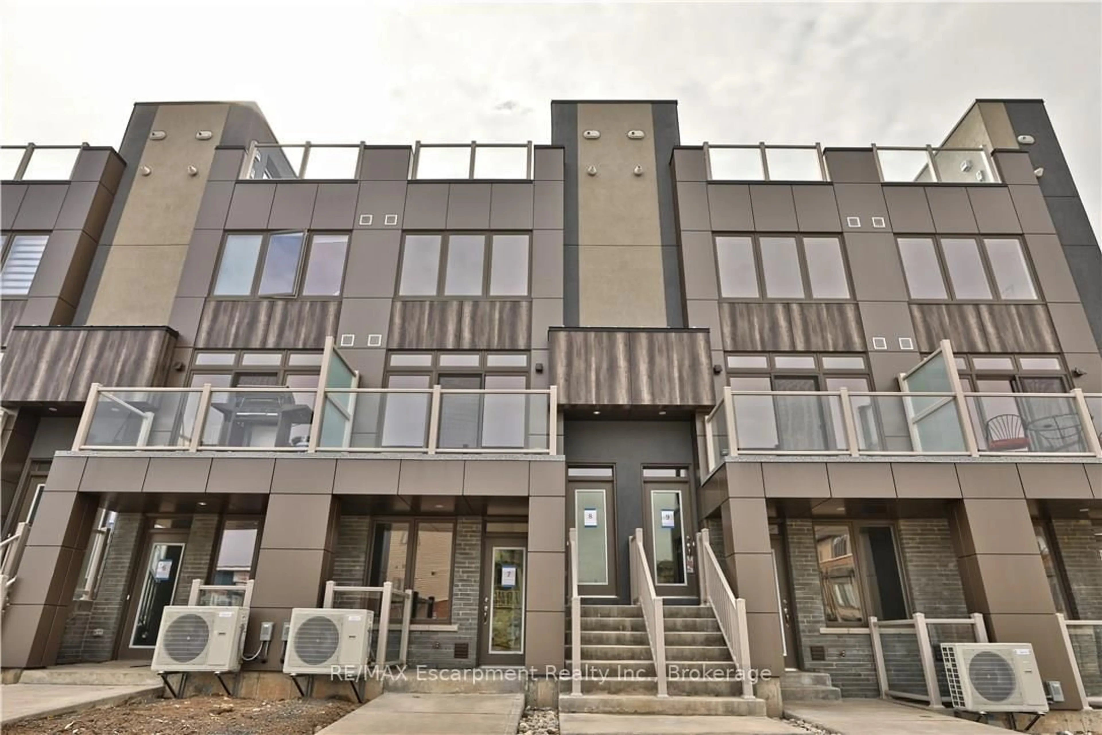 A pic from outside/outdoor area/front of a property/back of a property/a pic from drone, unknown for 261 Skinner Rd #8, Hamilton Ontario L8B 1W6