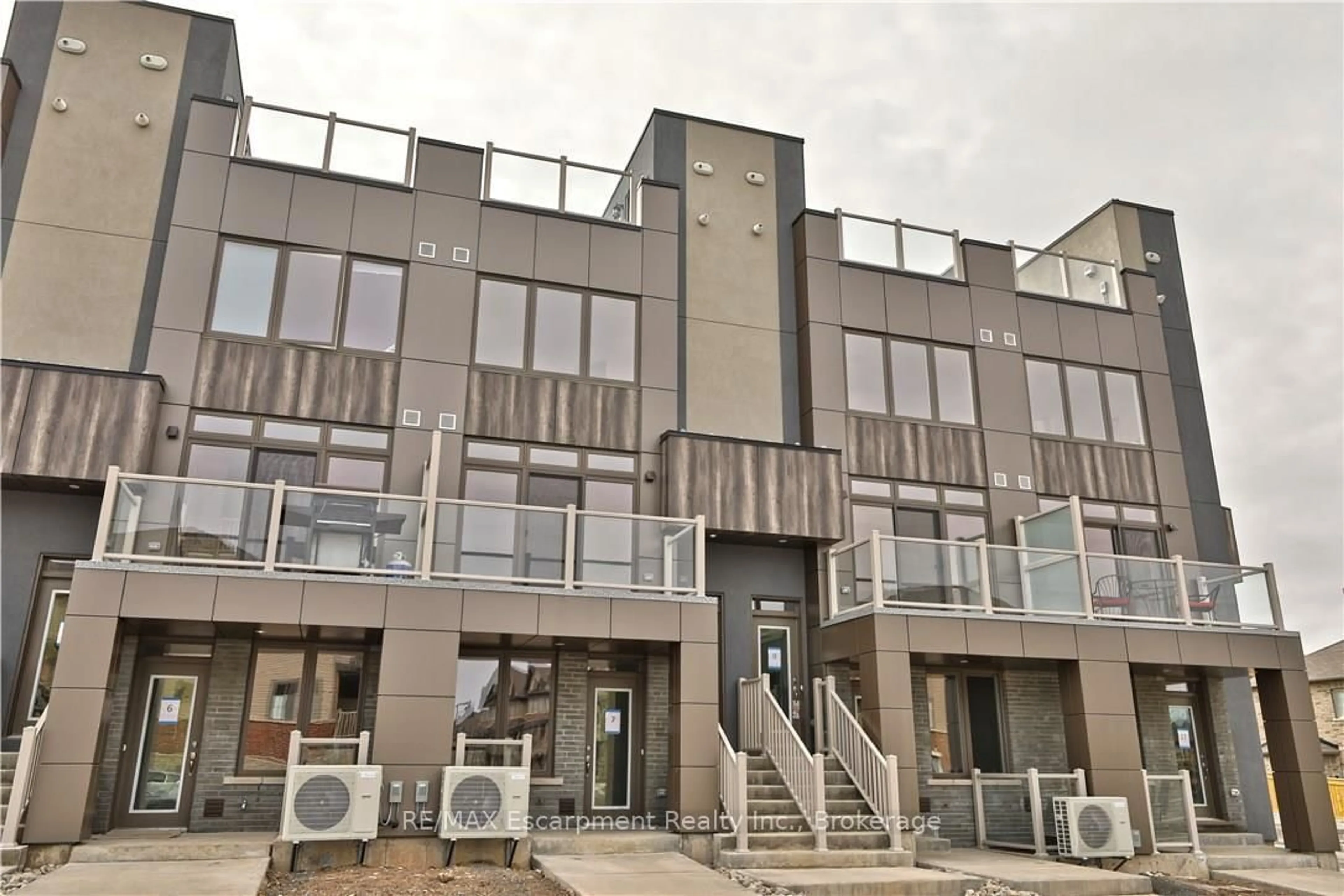 A pic from outside/outdoor area/front of a property/back of a property/a pic from drone, building for 261 Skinner Rd #8, Hamilton Ontario L8B 1W6