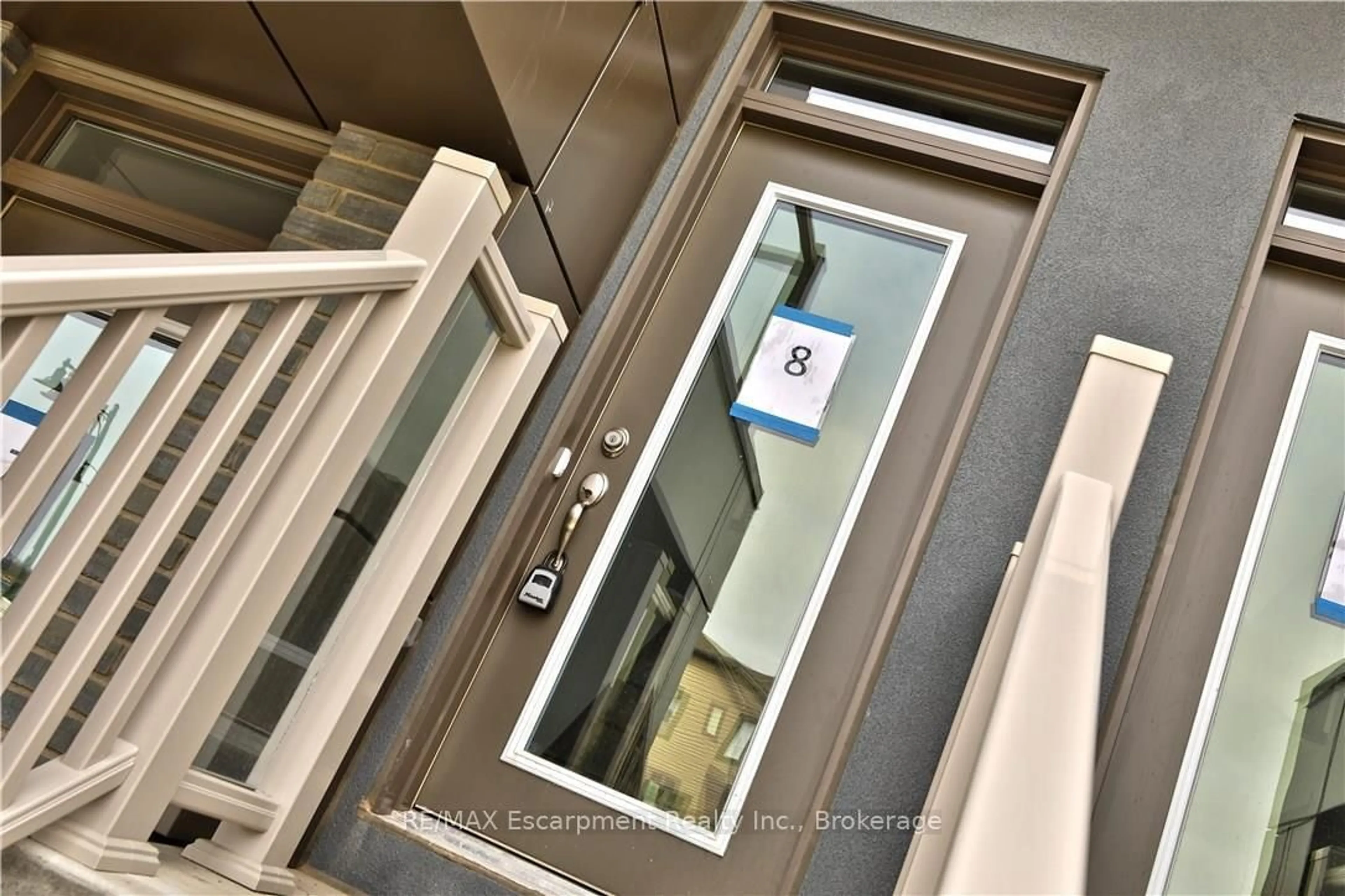 Indoor entryway for 261 Skinner Rd #8, Hamilton Ontario L8B 1W6