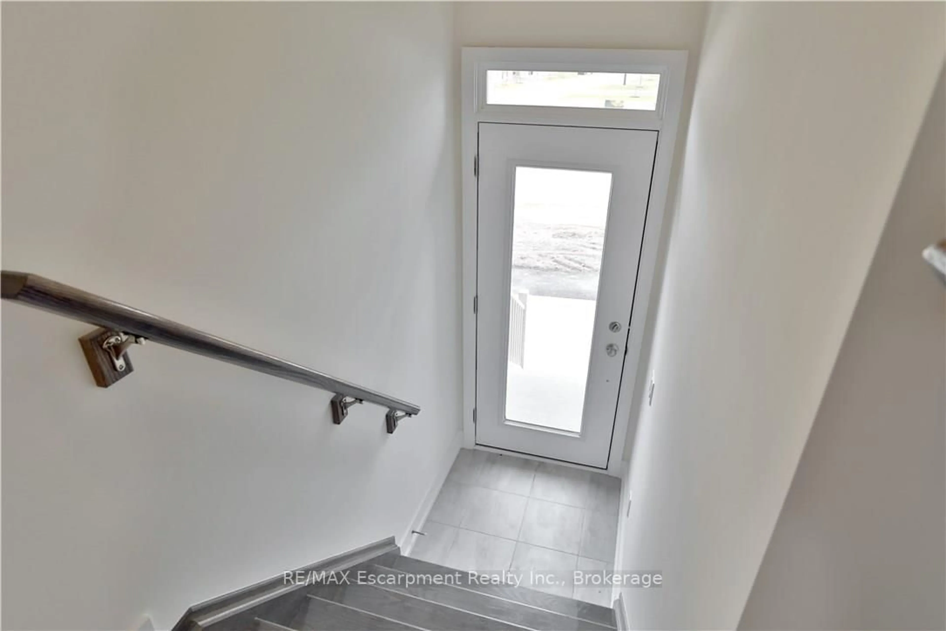 Indoor entryway for 261 Skinner Rd #8, Hamilton Ontario L8B 1W6