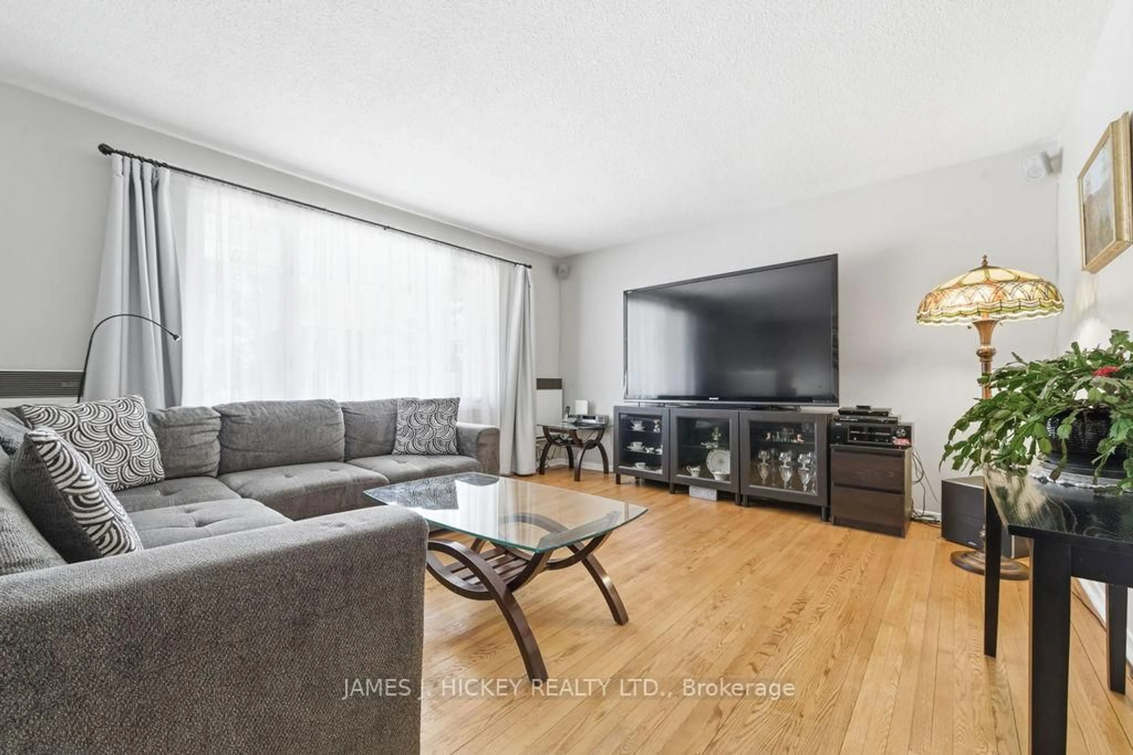 Living room with furniture, wood/laminate floor for 101 Frontenac Cres, Deep River Ontario K0J 1P0