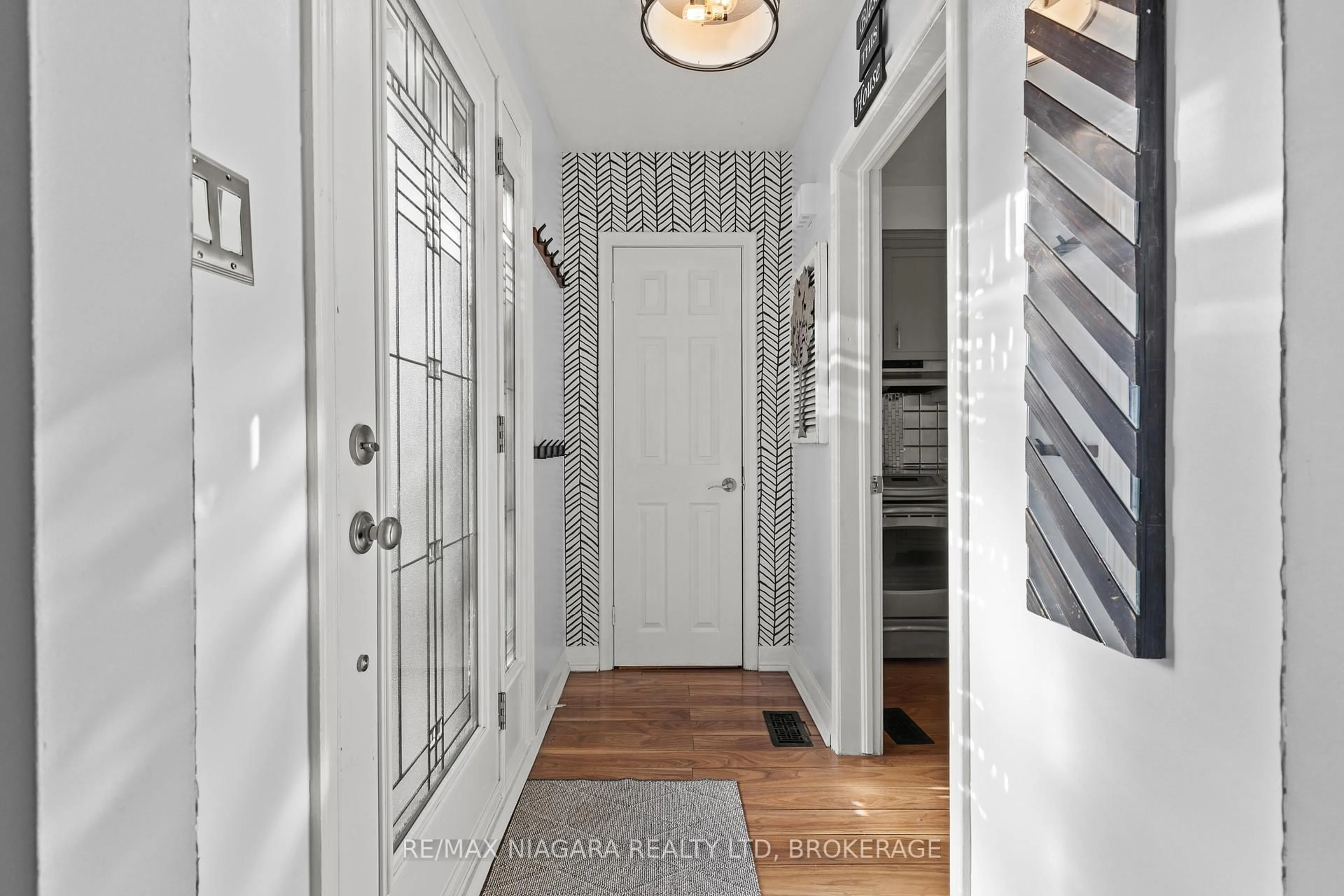 Indoor entryway for 96 Terrace Dr, Hamilton Ontario L9A 2Y6