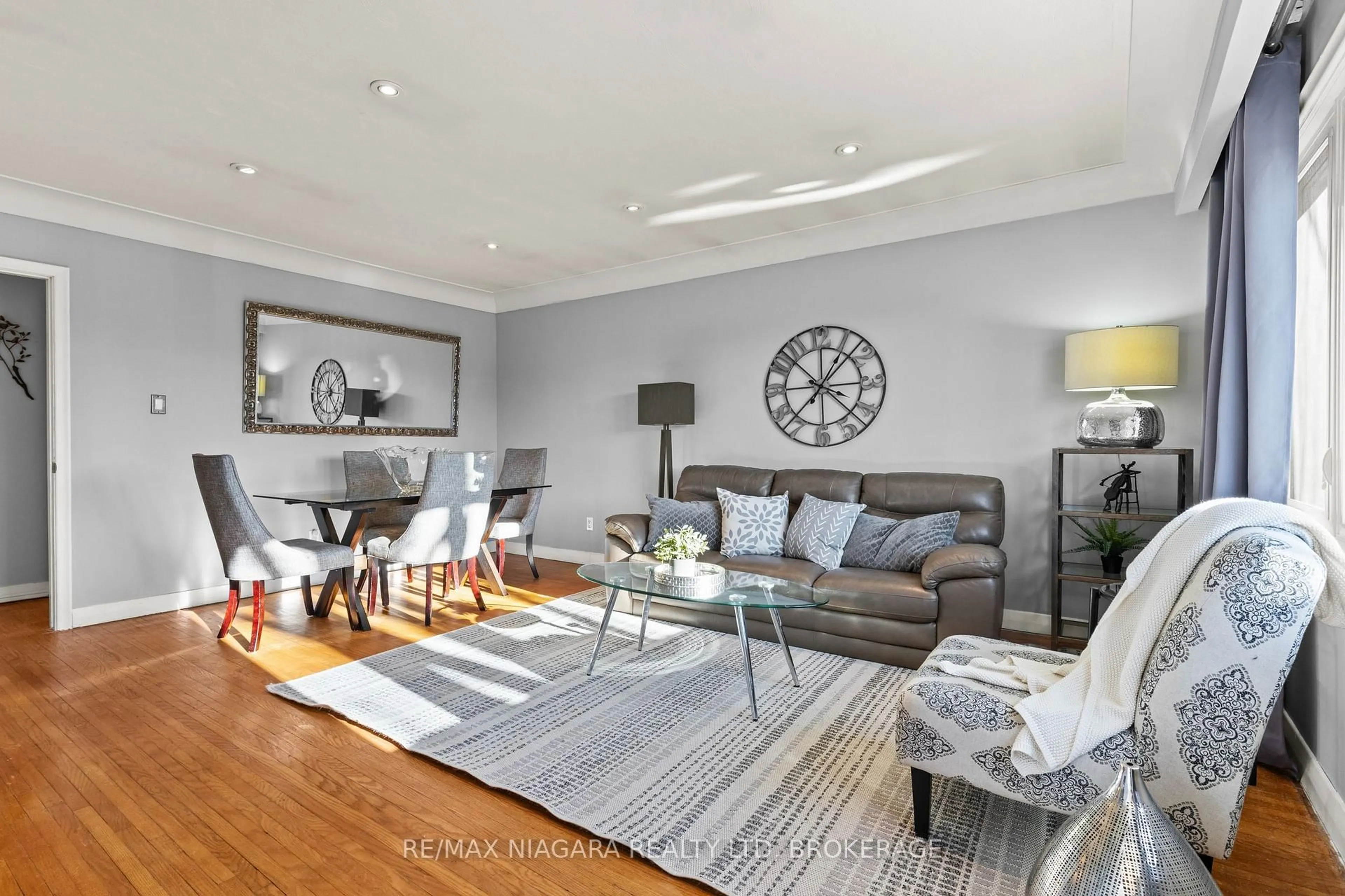 Living room with furniture, unknown for 96 Terrace Dr, Hamilton Ontario L9A 2Y6