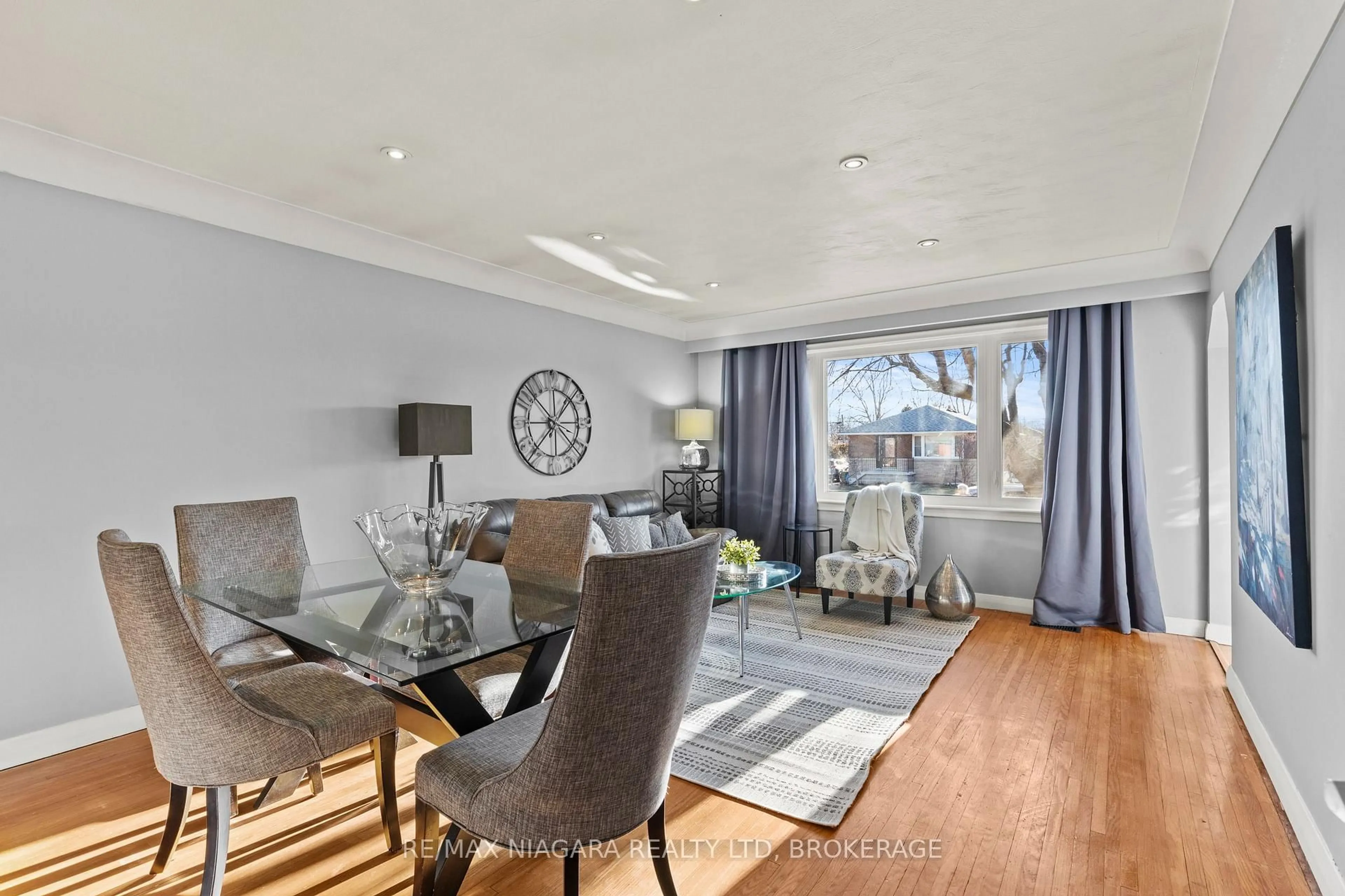 Dining room, wood/laminate floor for 96 Terrace Dr, Hamilton Ontario L9A 2Y6