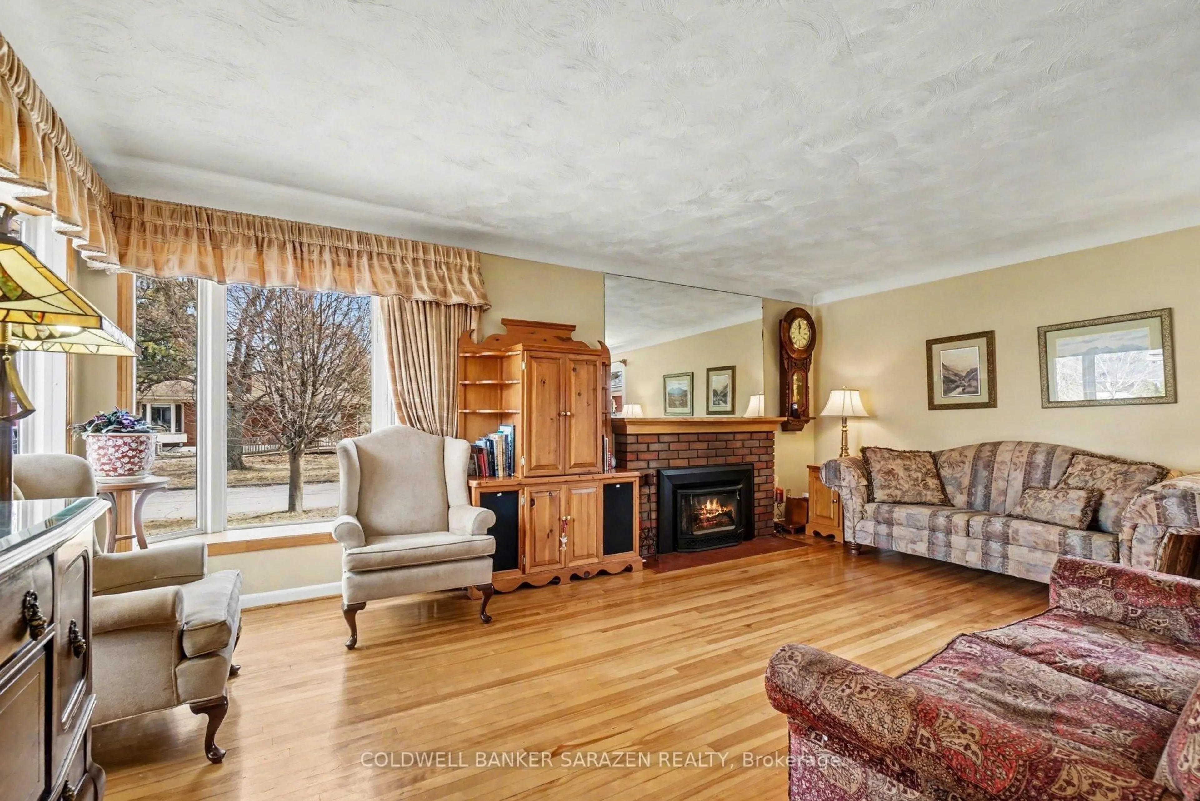 Living room with furniture, unknown for 1306 Hanbury St, Ottawa Ontario K2C 2M2