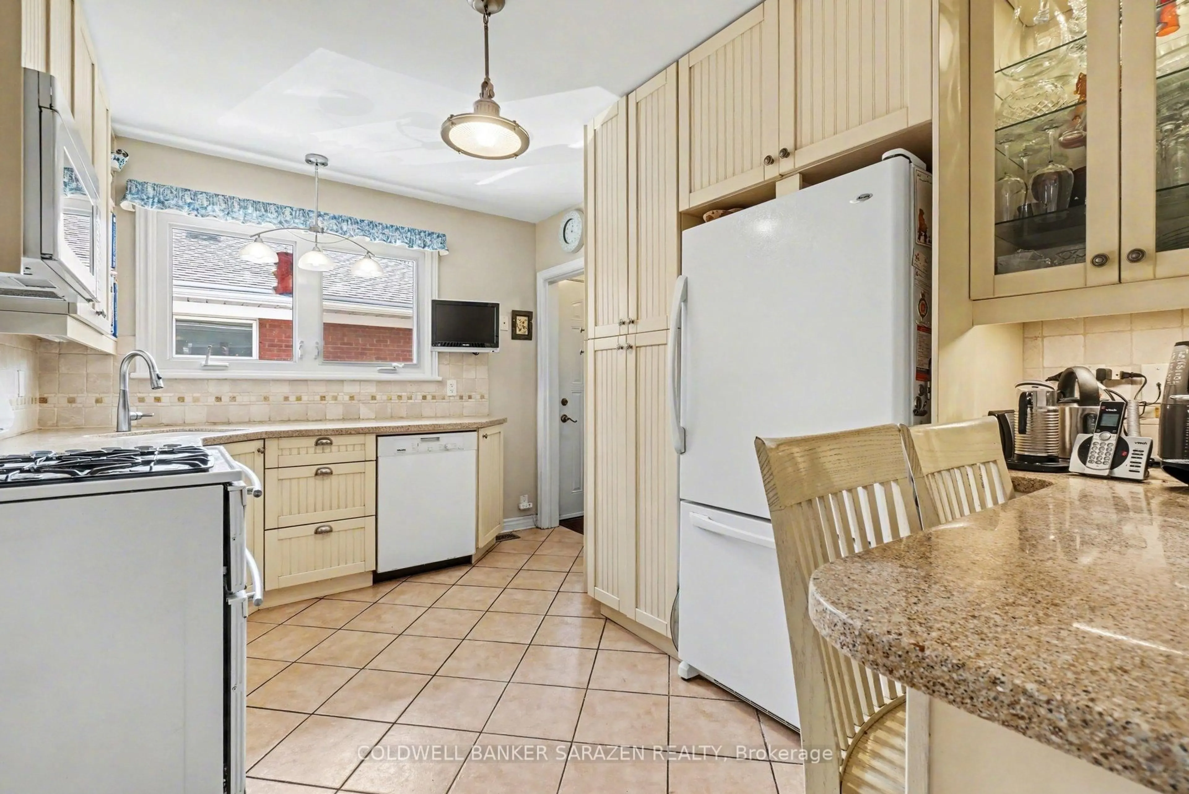 Standard kitchen, ceramic/tile floor for 1306 Hanbury St, Ottawa Ontario K2C 2M2