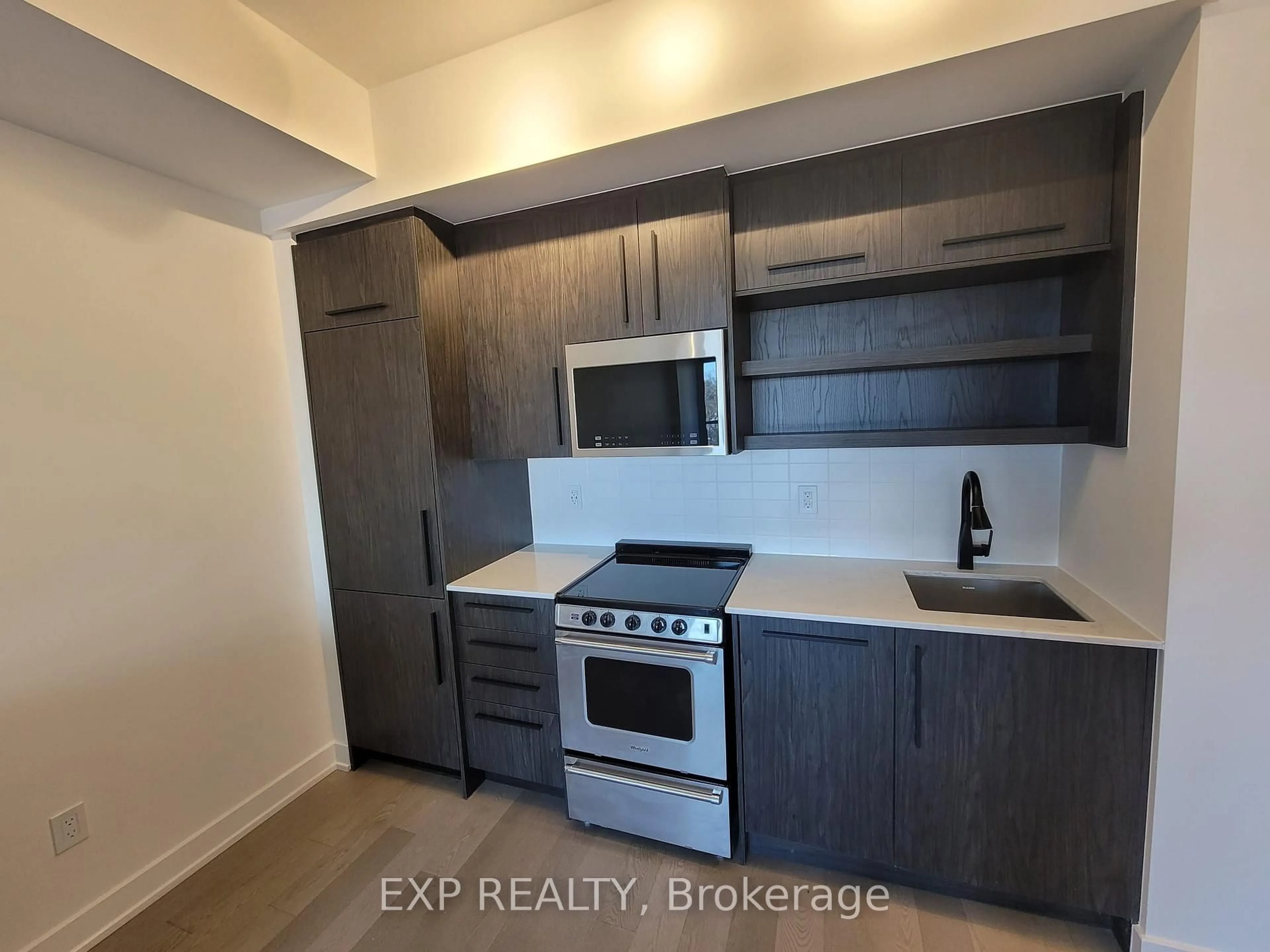 Standard kitchen, wood/laminate floor for 560 Rideau St #407, Ottawa Ontario K1N 0G3