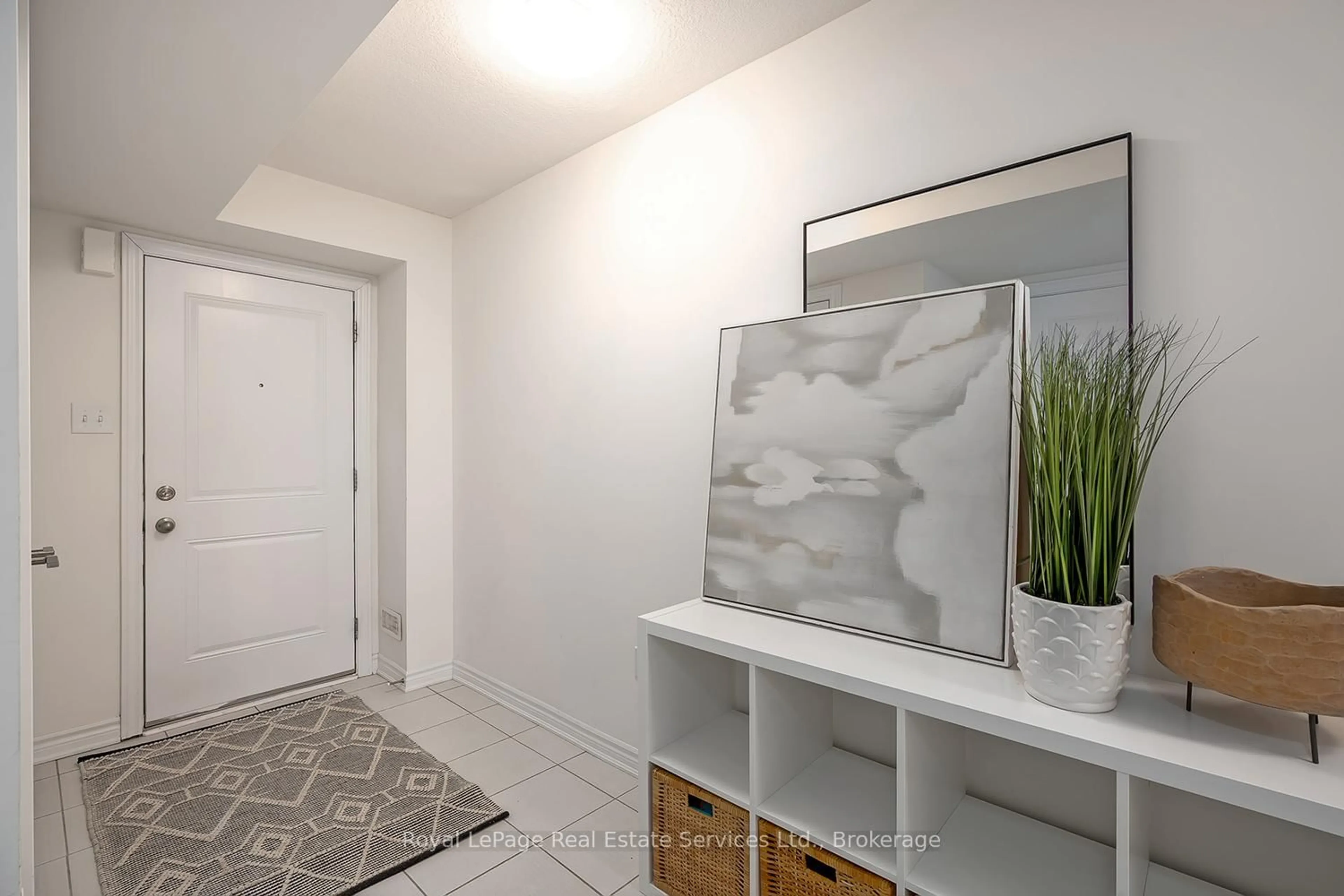Indoor entryway for 383 Dundas St #34, Hamilton Ontario L8B 1X6