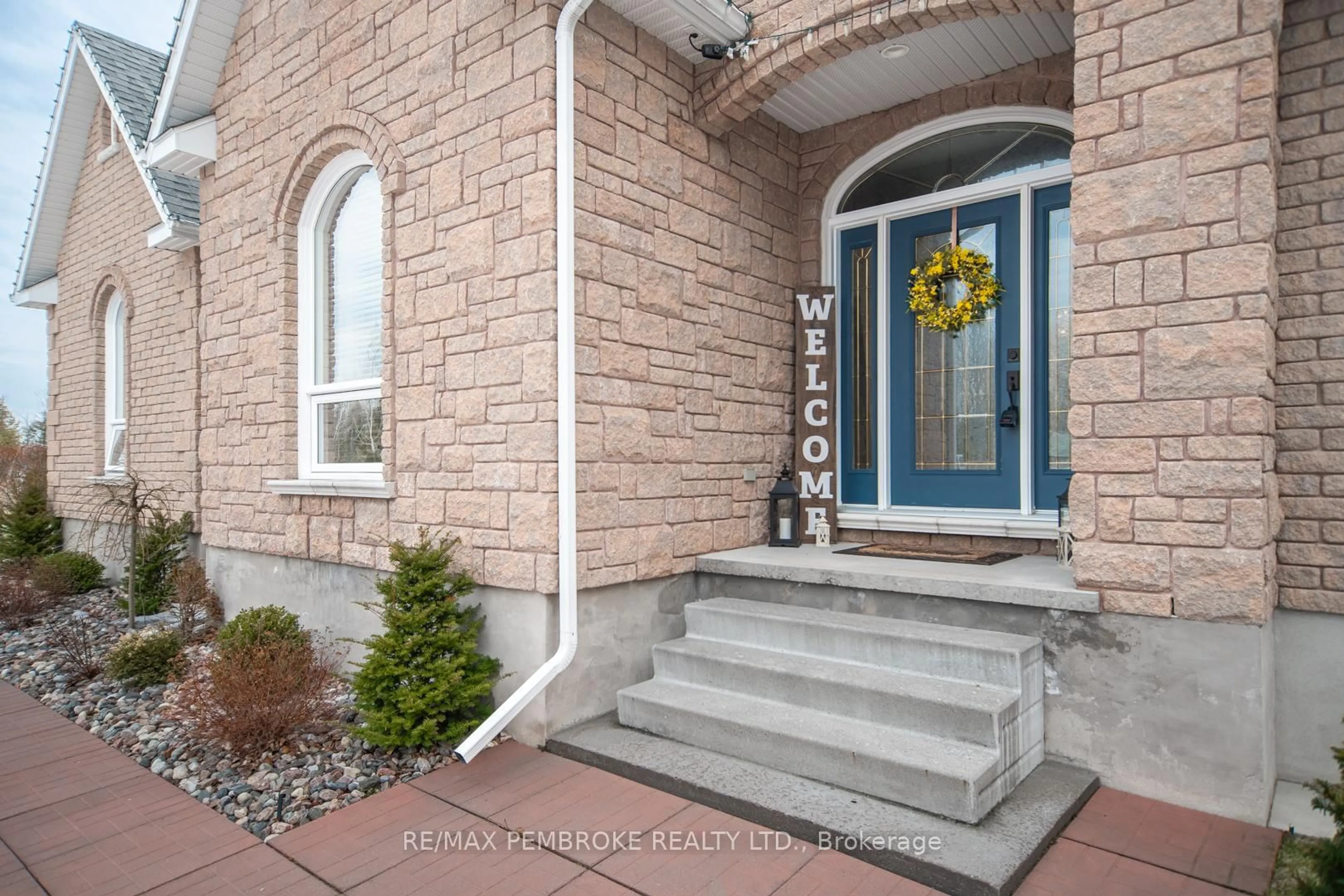 Indoor entryway for 20 Mallard St, Pembroke Ontario K8A 8N9