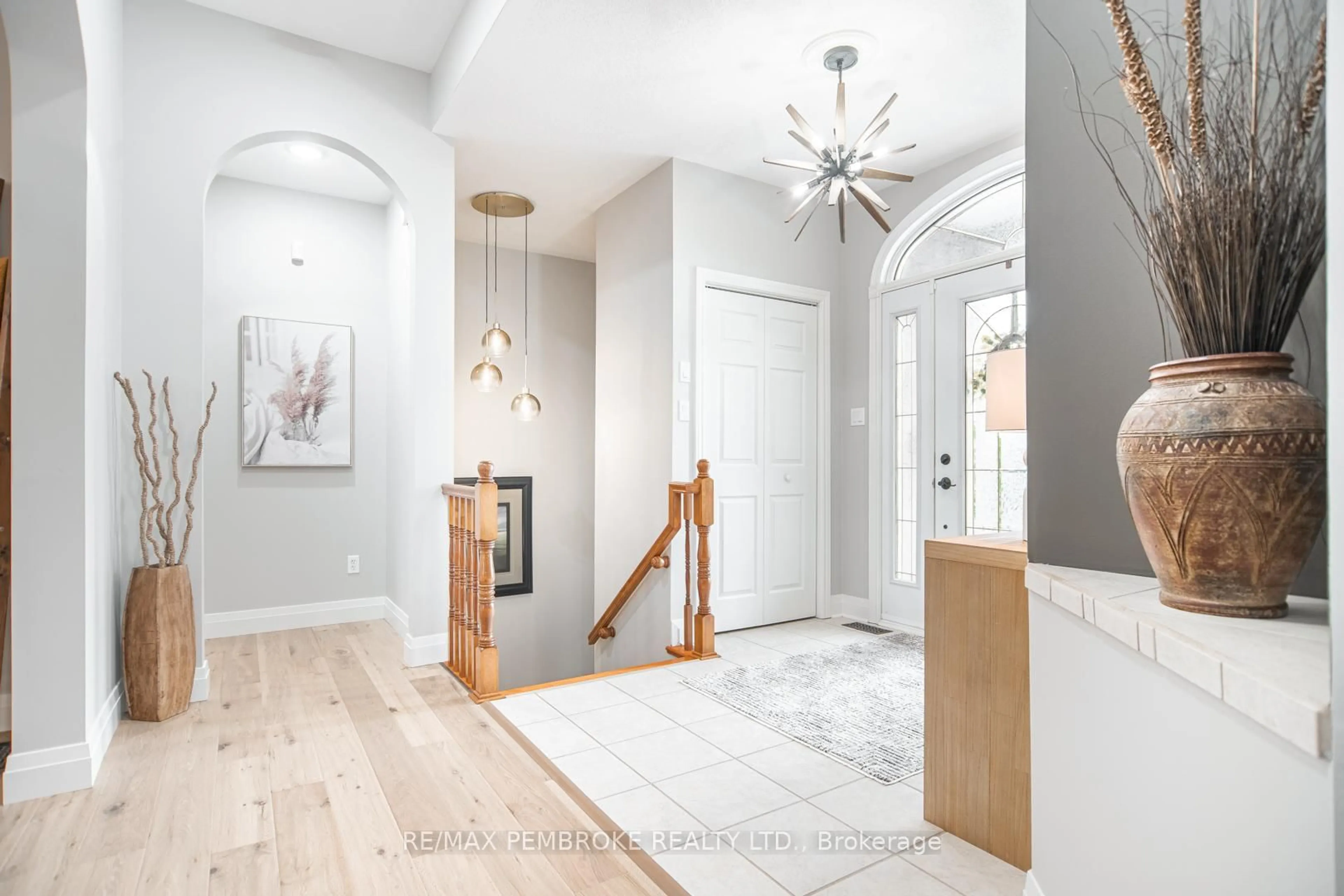 Indoor entryway for 20 Mallard St, Pembroke Ontario K8A 8N9