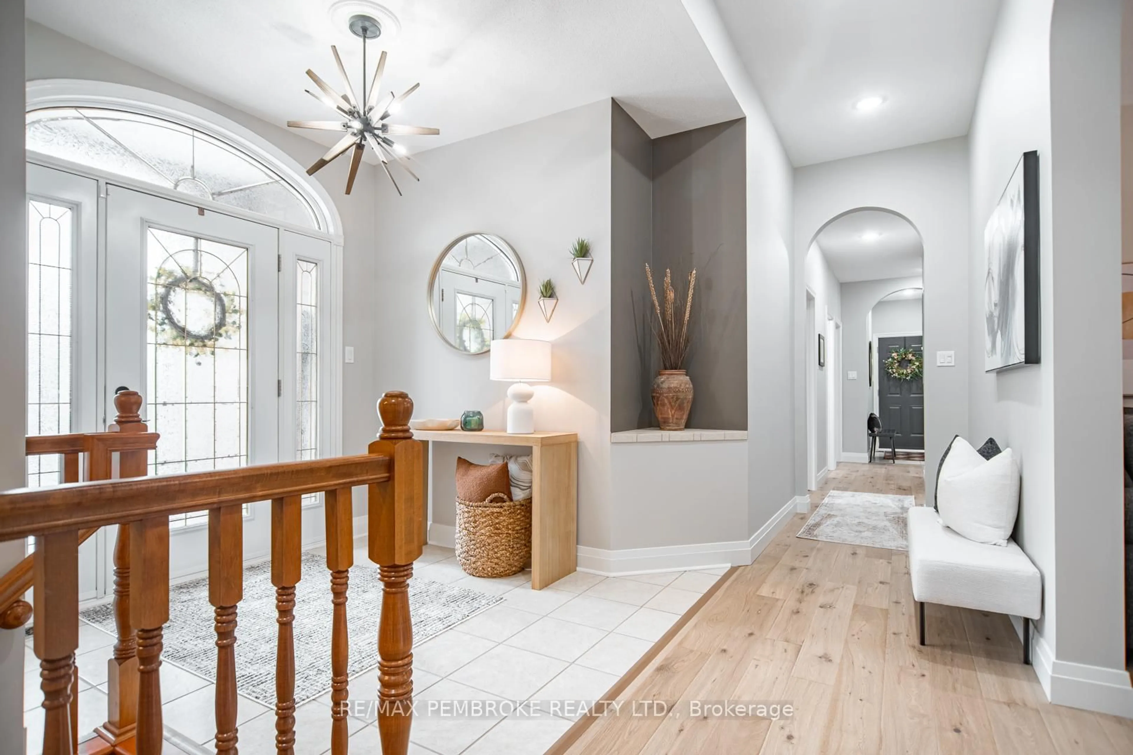 Indoor entryway for 20 Mallard St, Pembroke Ontario K8A 8N9