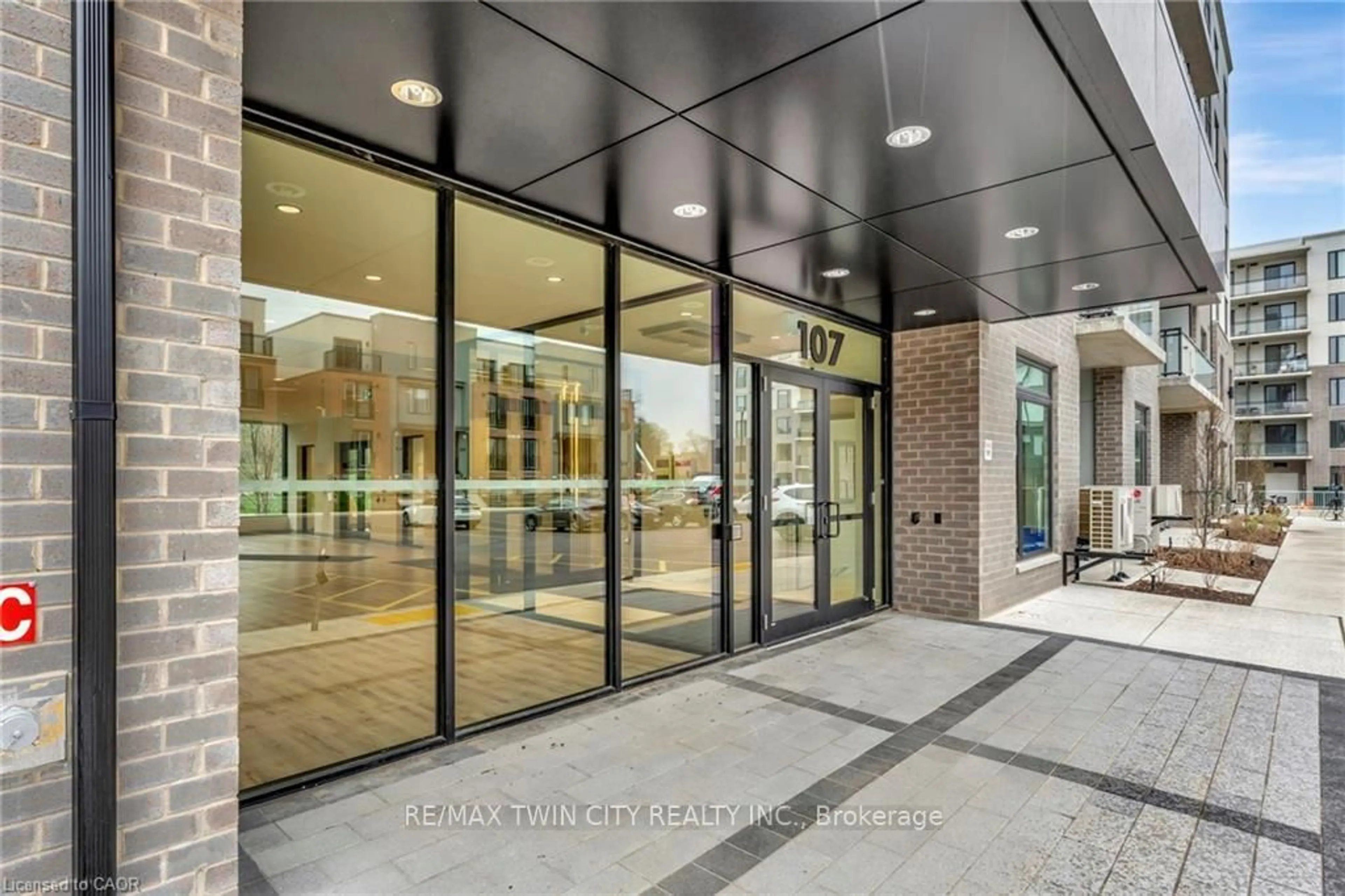 Indoor foyer for 107 Roger St #516, Waterloo Ontario N2J 0G3