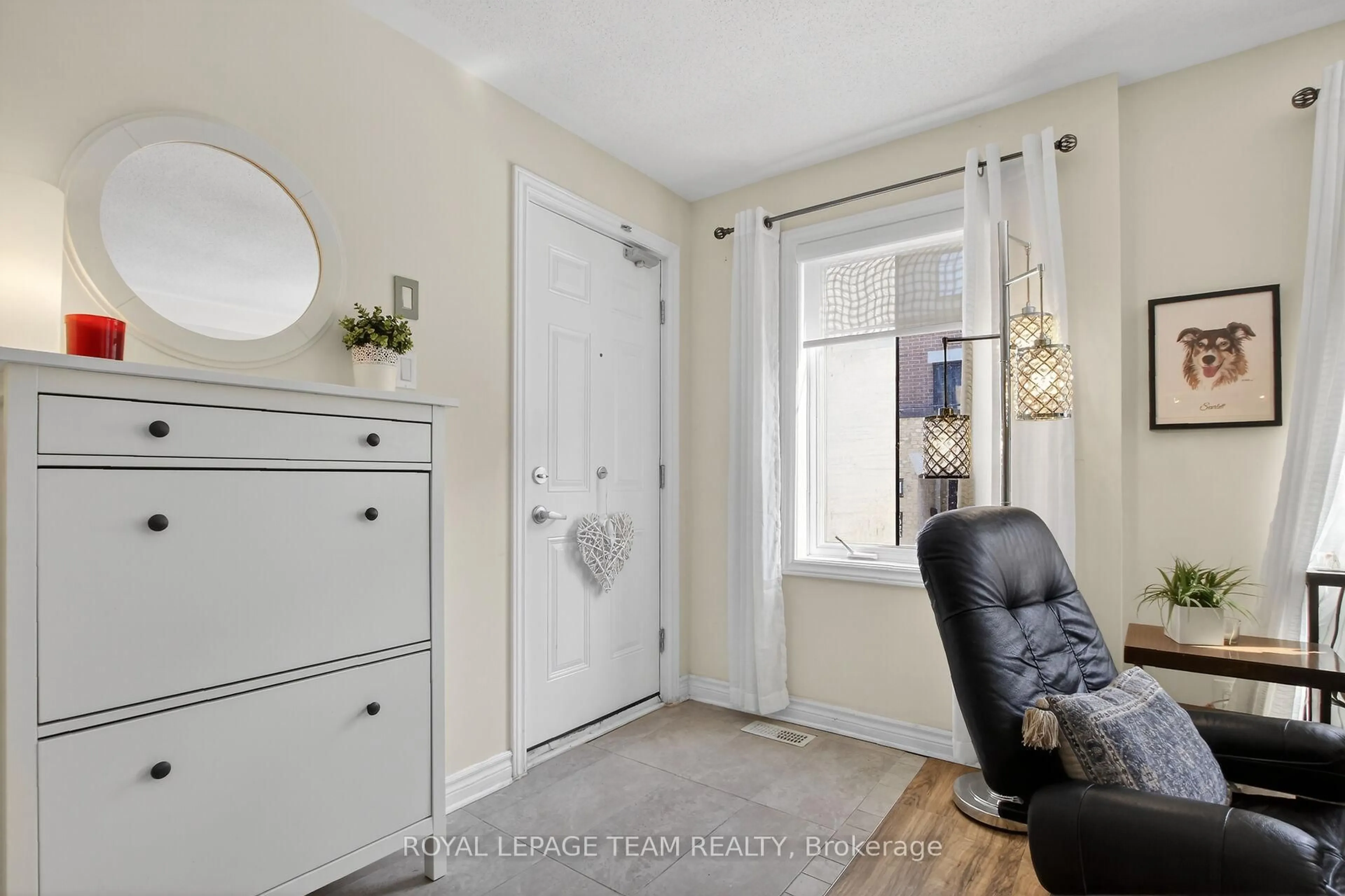 Indoor entryway for 130A Lindenshade Dr, Ottawa Ontario K2J 5R5