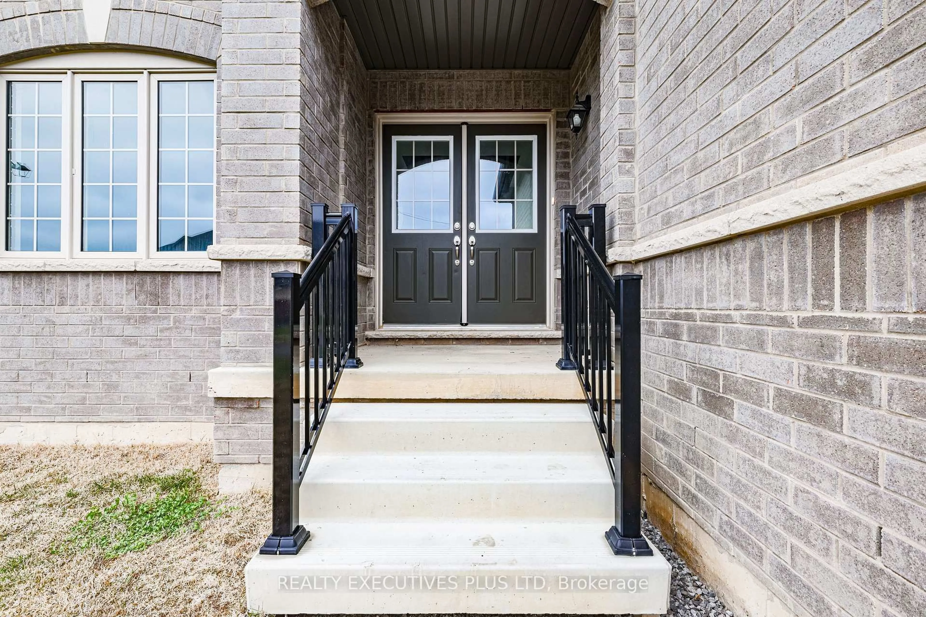 Indoor entryway for 15 Venture Way, Thorold Ontario L2V 0G9