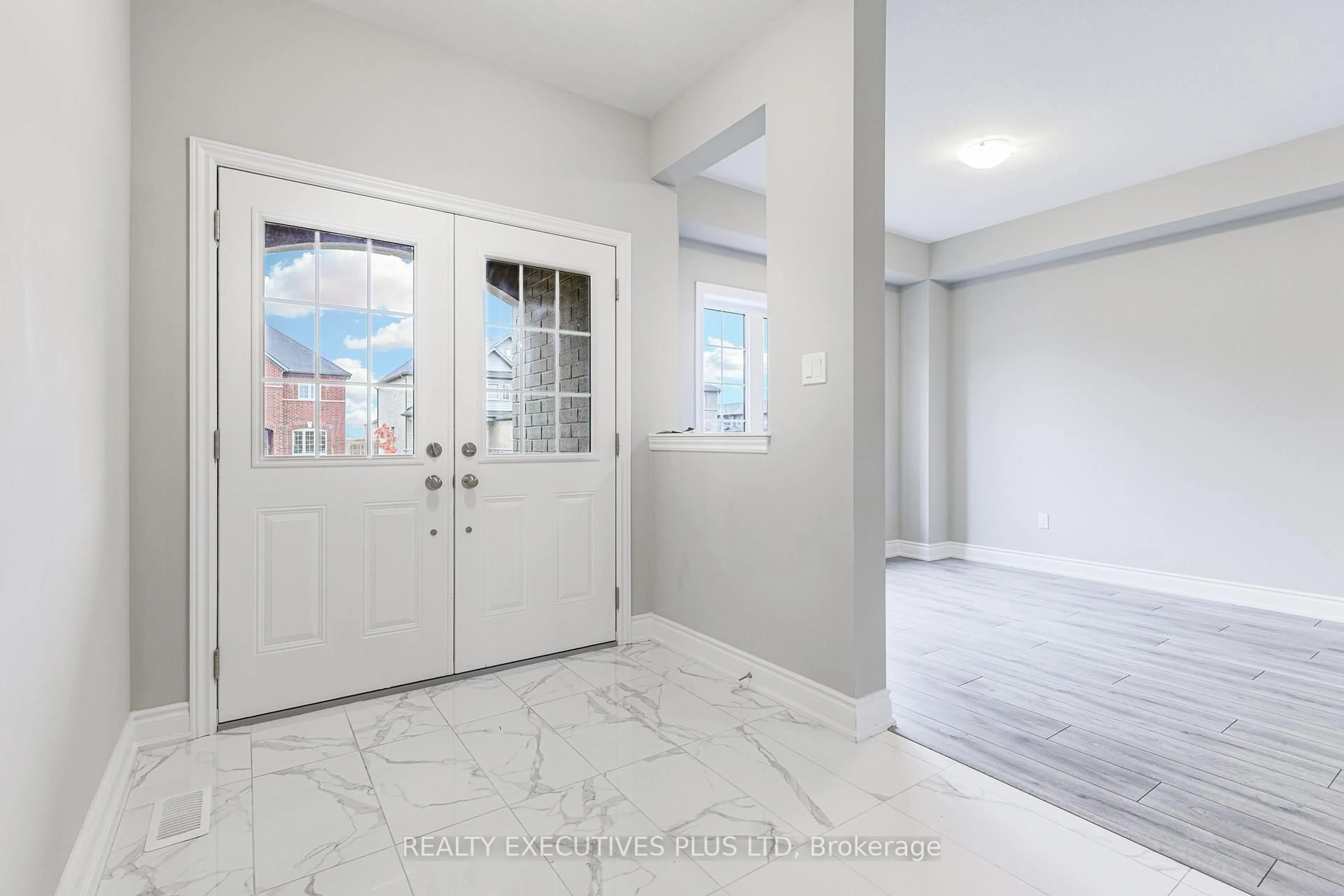 Indoor entryway for 15 Venture Way, Thorold Ontario L2V 0G9