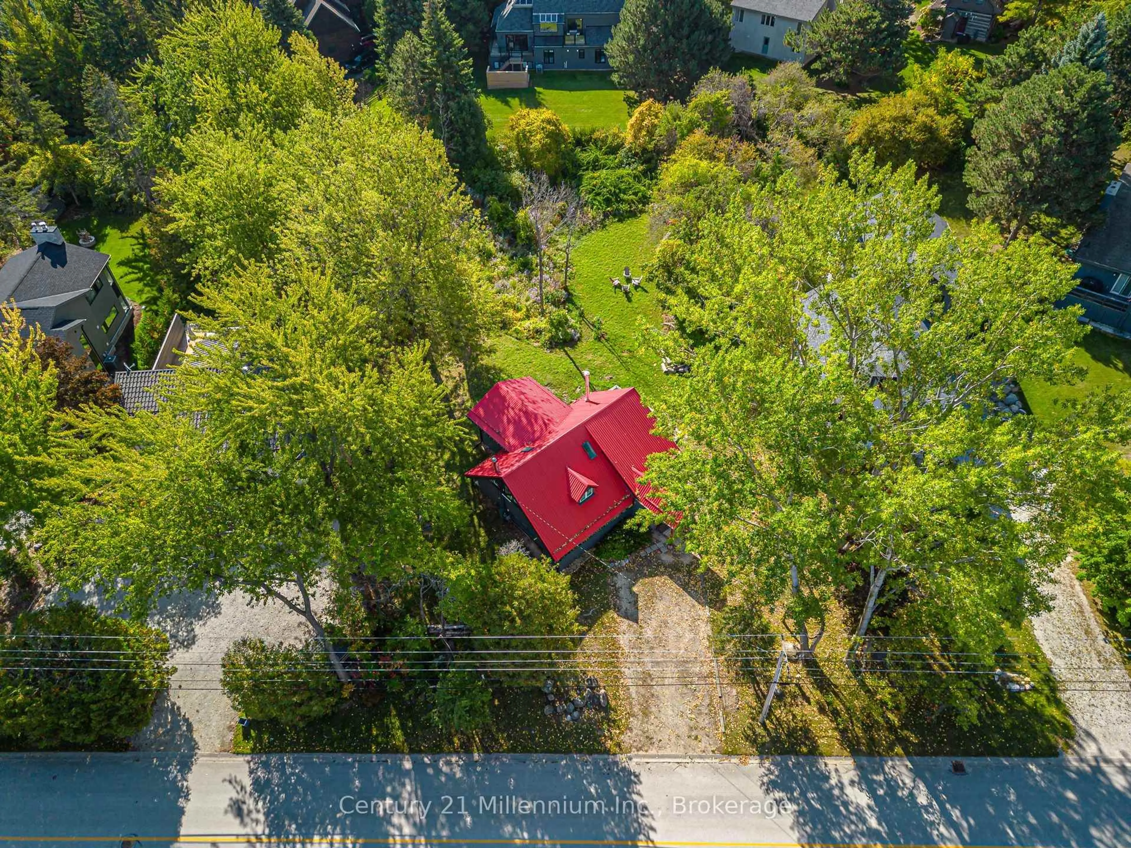 A pic from outside/outdoor area/front of a property/back of a property/a pic from drone, street for 178 Sleepy Hollow Rd, Blue Mountains Ontario L9Y 0S8